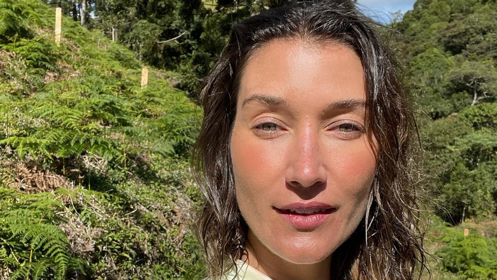 De biquíni, Gabriela Pugliesi exibe barrigão de grávida durante treino