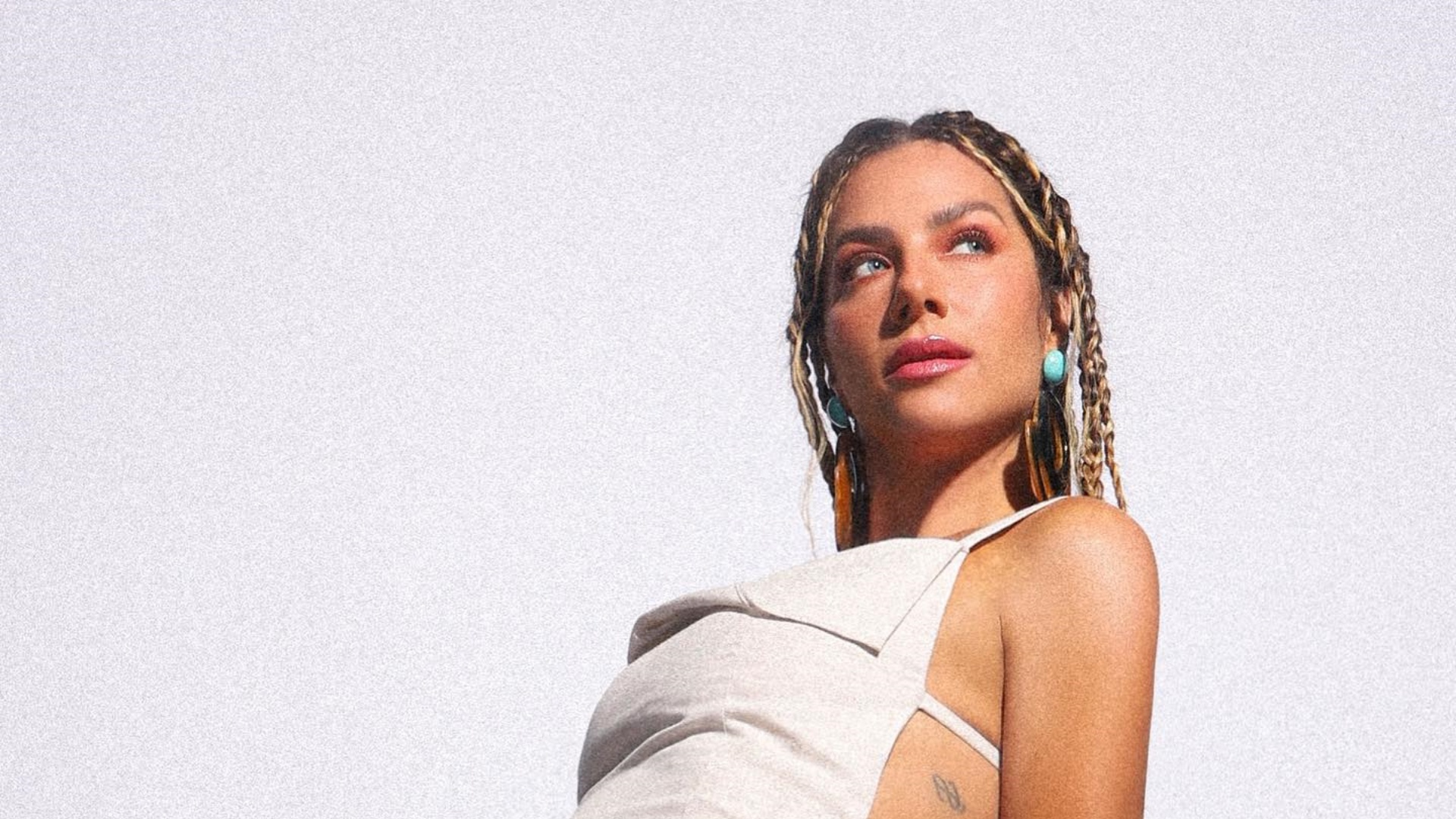 Giovanna Ewbank rouba a cena com vestido branco com fenda até o limite: “Sem palavras”