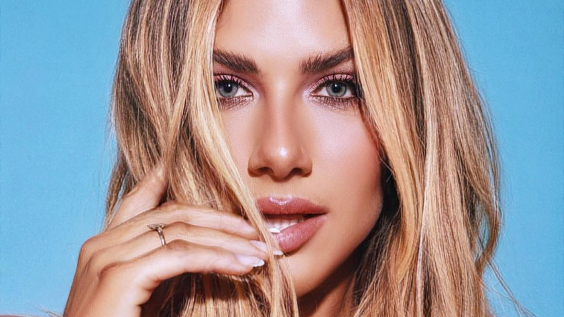 De vestidinho, Giovanna Ewbank empina corpaço escultural e para tudo: ”Barbie”