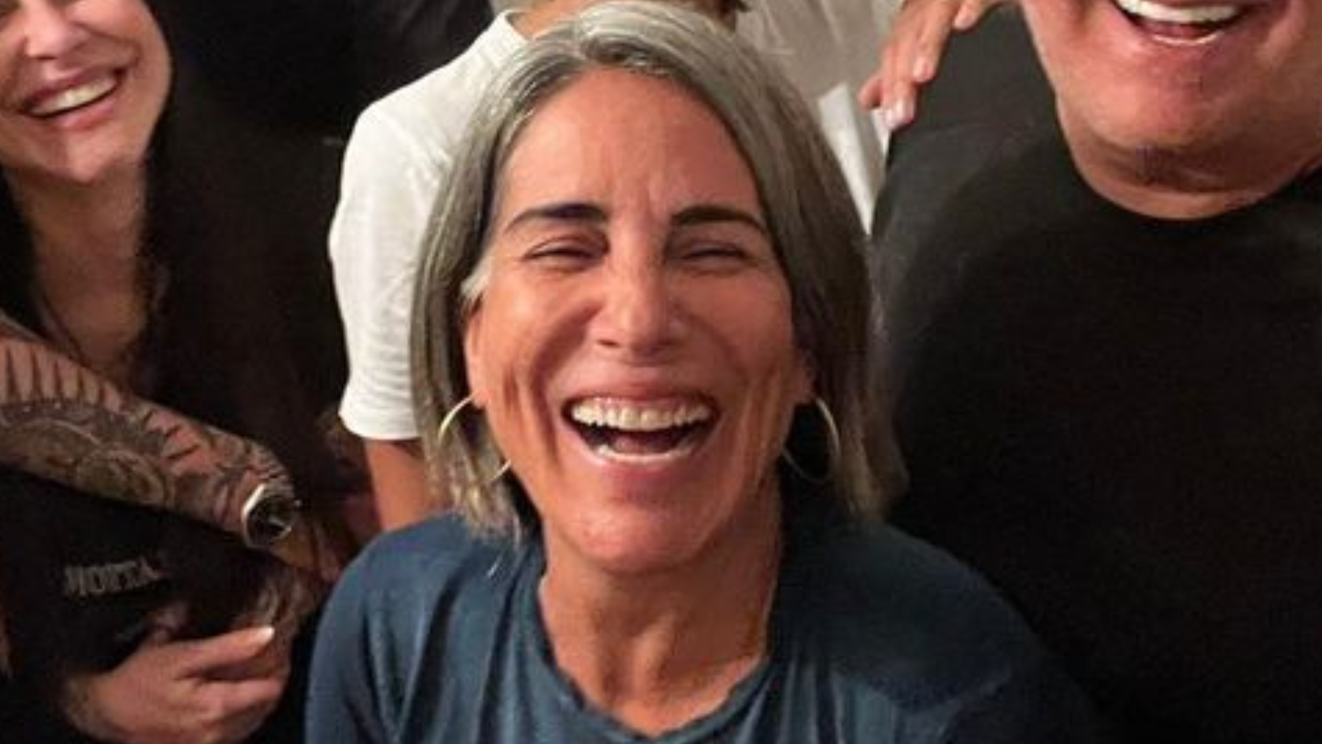 Gloria Pires não esconde o sorriso ao registrar momento em família