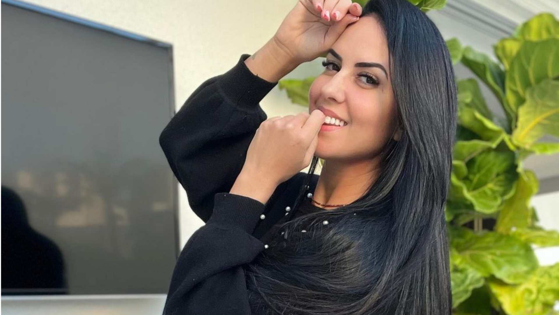 De micro shorts, Graciele Lacerda empina bumbum e surpreende: ”Espetacular”
