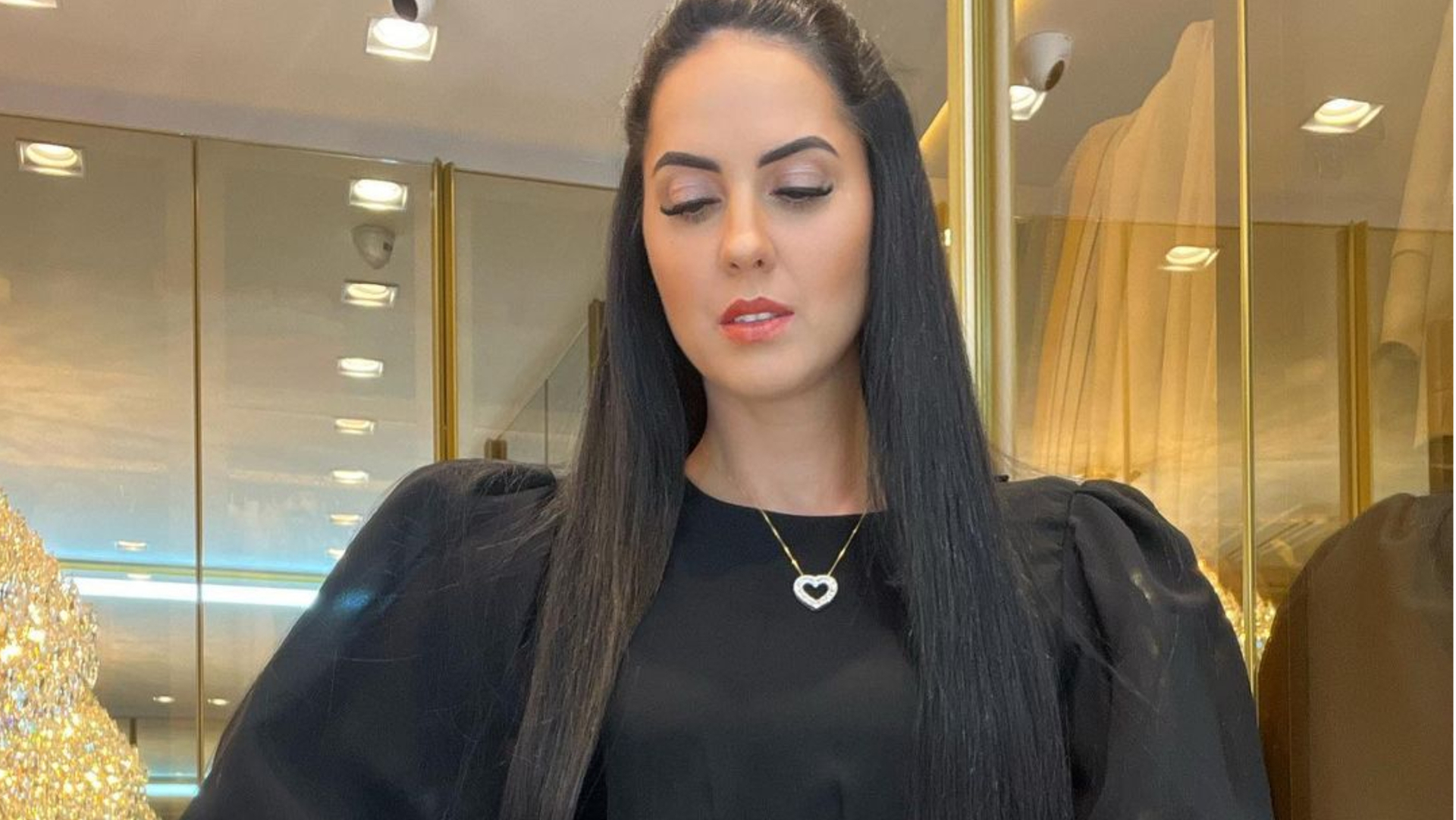 De mangas bufantes, Graciele Lacerda surge arrasadora e dá show de beleza: ”Ela se supera”