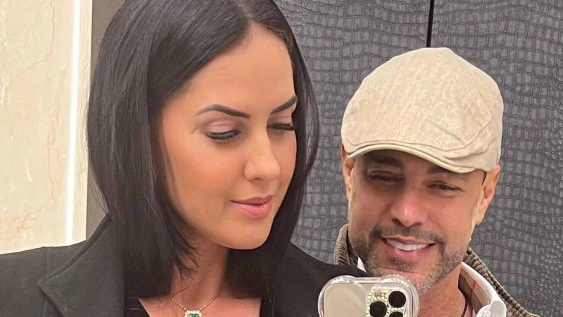 Em foto com Zezé, Graciele Lacerda rouba a cena com decote profundo