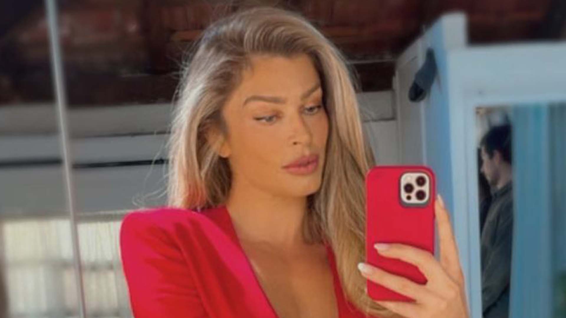 Grazi Massafera dá show de sensualidade com vestido vermelho