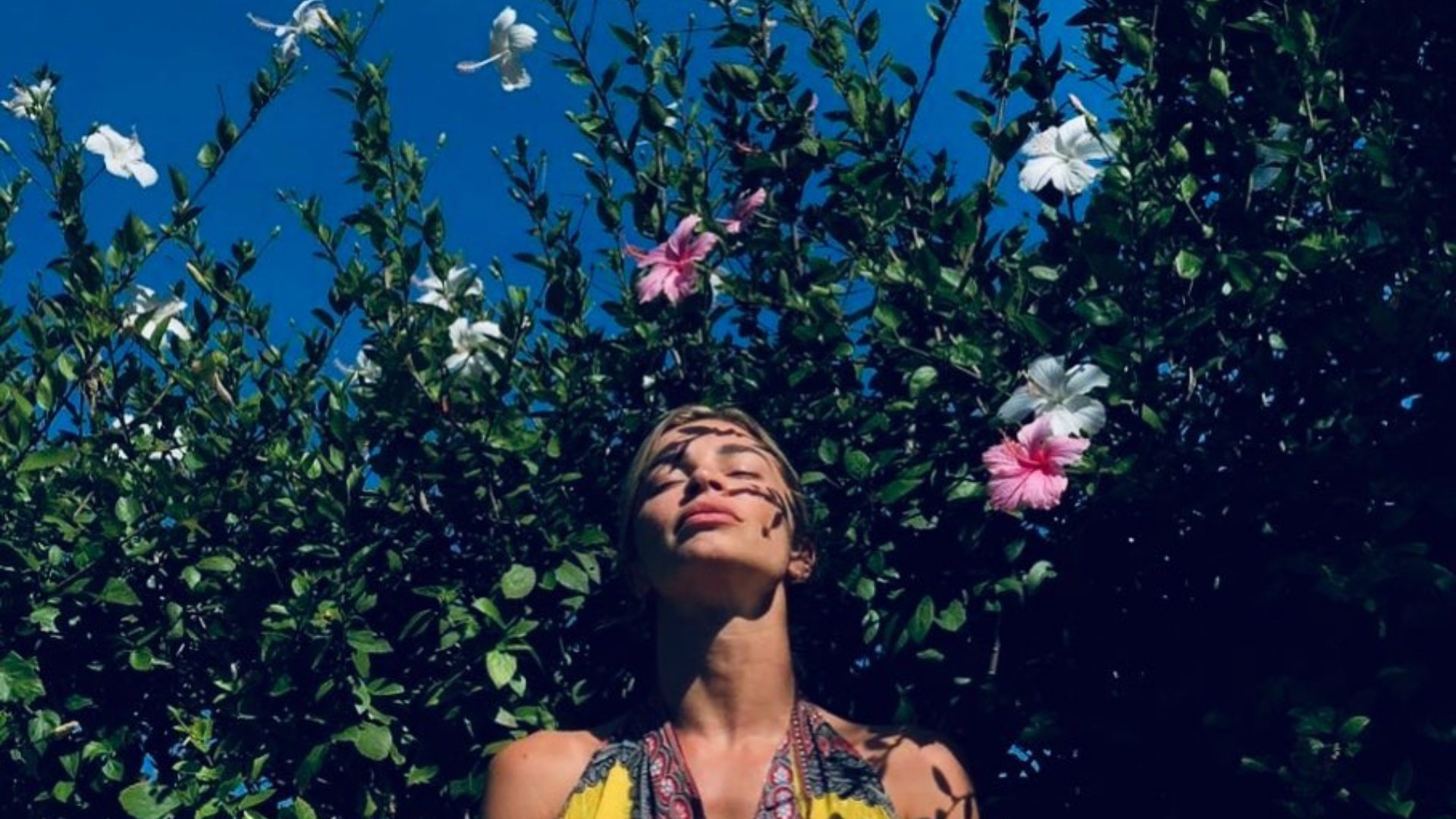 Grazi Massafera faz meditação cercada por flores e reflete: ”Acalma o coração”