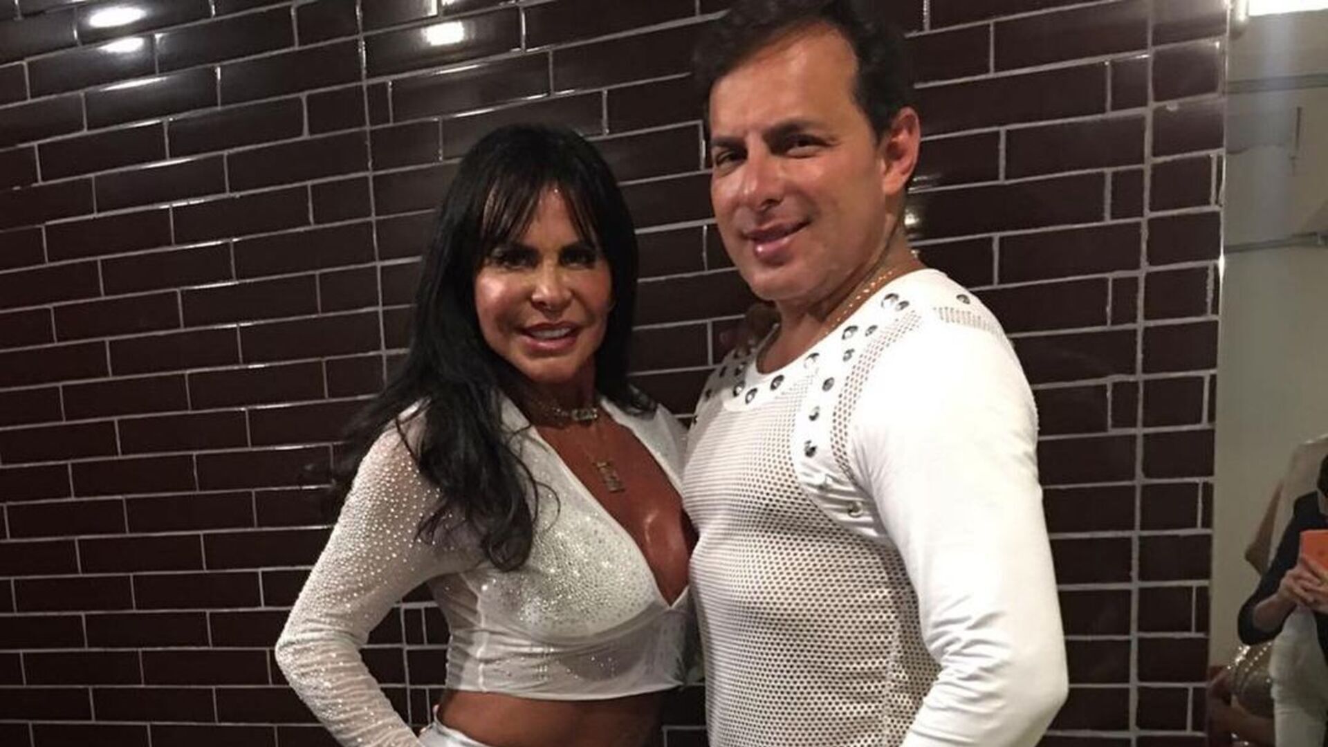 De calcinha e cueca, Gretchen e o marido rebolam muito em vídeo