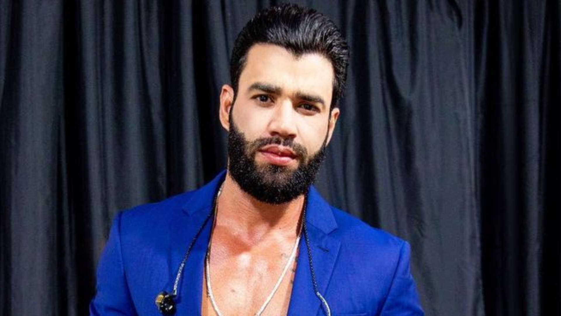 Gusttavo Lima tem colar furtado por fã durante show no Piauí