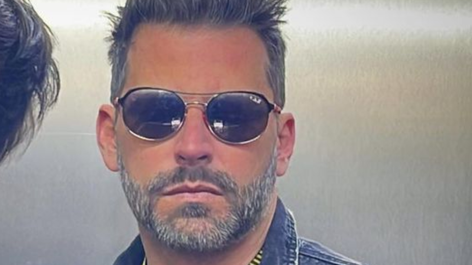 Henri Castelli impressiona fãs ao posar com o filho de 15 anos