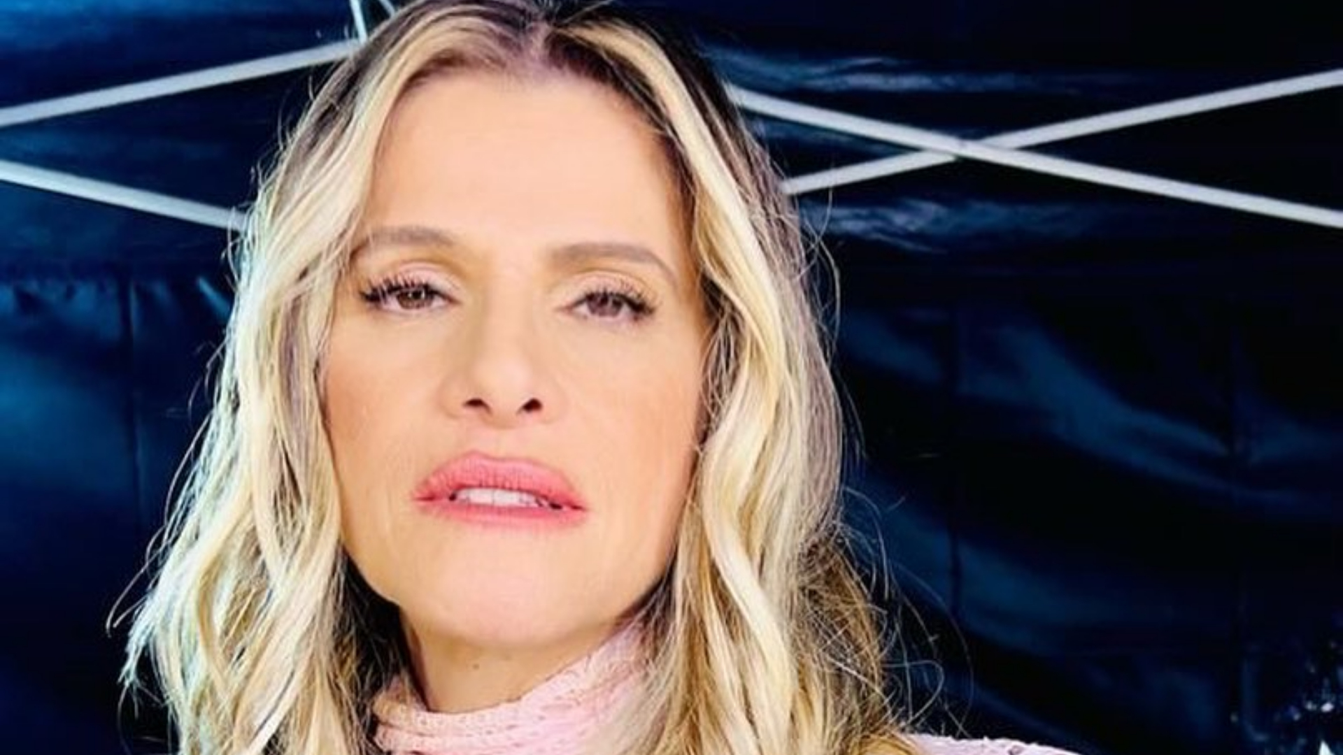 Ingrid Guimarães exibe beleza exuberante em foto arrasadora: ”Zero defeitos!”
