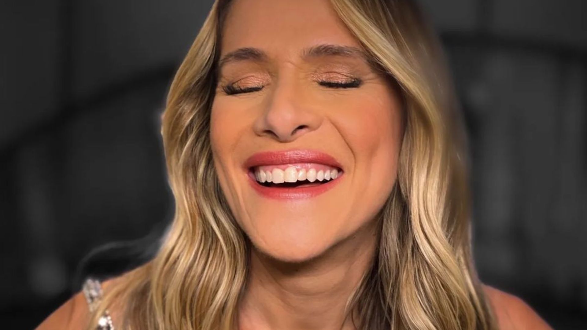 Ingrid Guimarães esbanja beleza ao posar com look dourado: “Sempre linda”