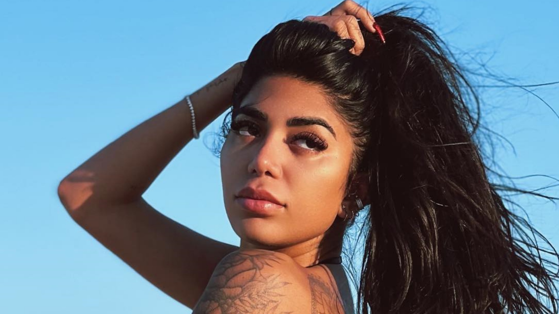 Dhiovanna Barbosa, irmã de Gabigol, posta cliques de biquíni fio-dental e exibe tatuagens no bumbum