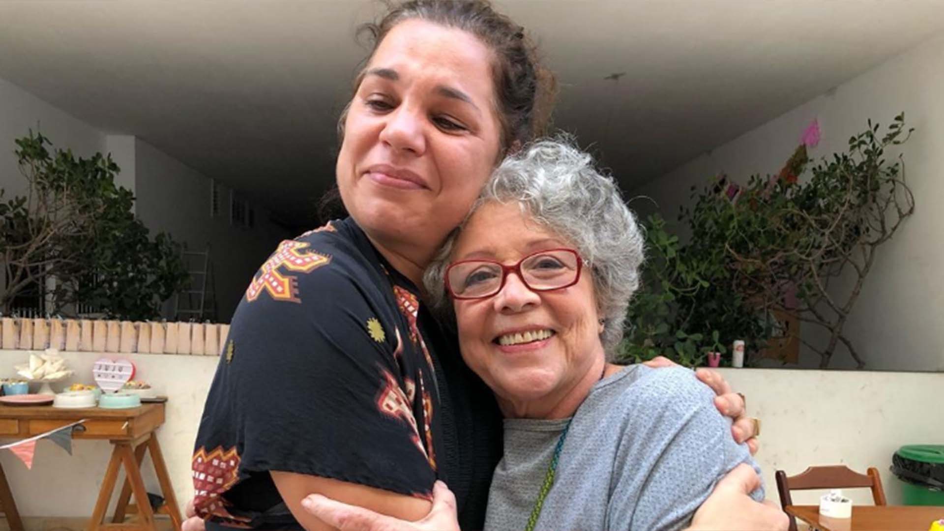 Isabel Teixeira celebra encontro com Angela Leal, que foi Maria Bruaca na primeira versão de Pantanal