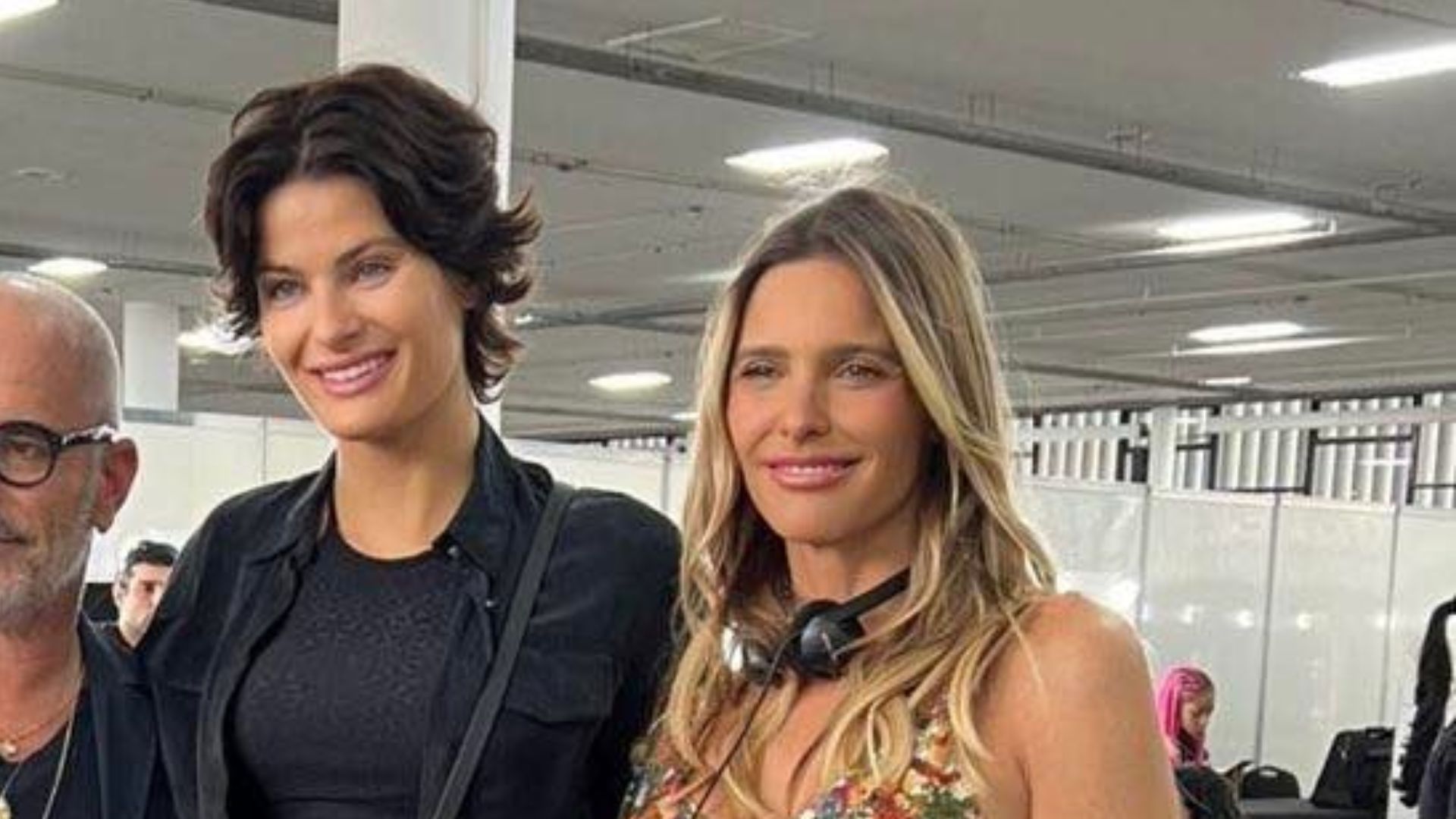 Isabeli Fontana e Fernanda Lima posam juntas em bastidores de desfile em São Paulo