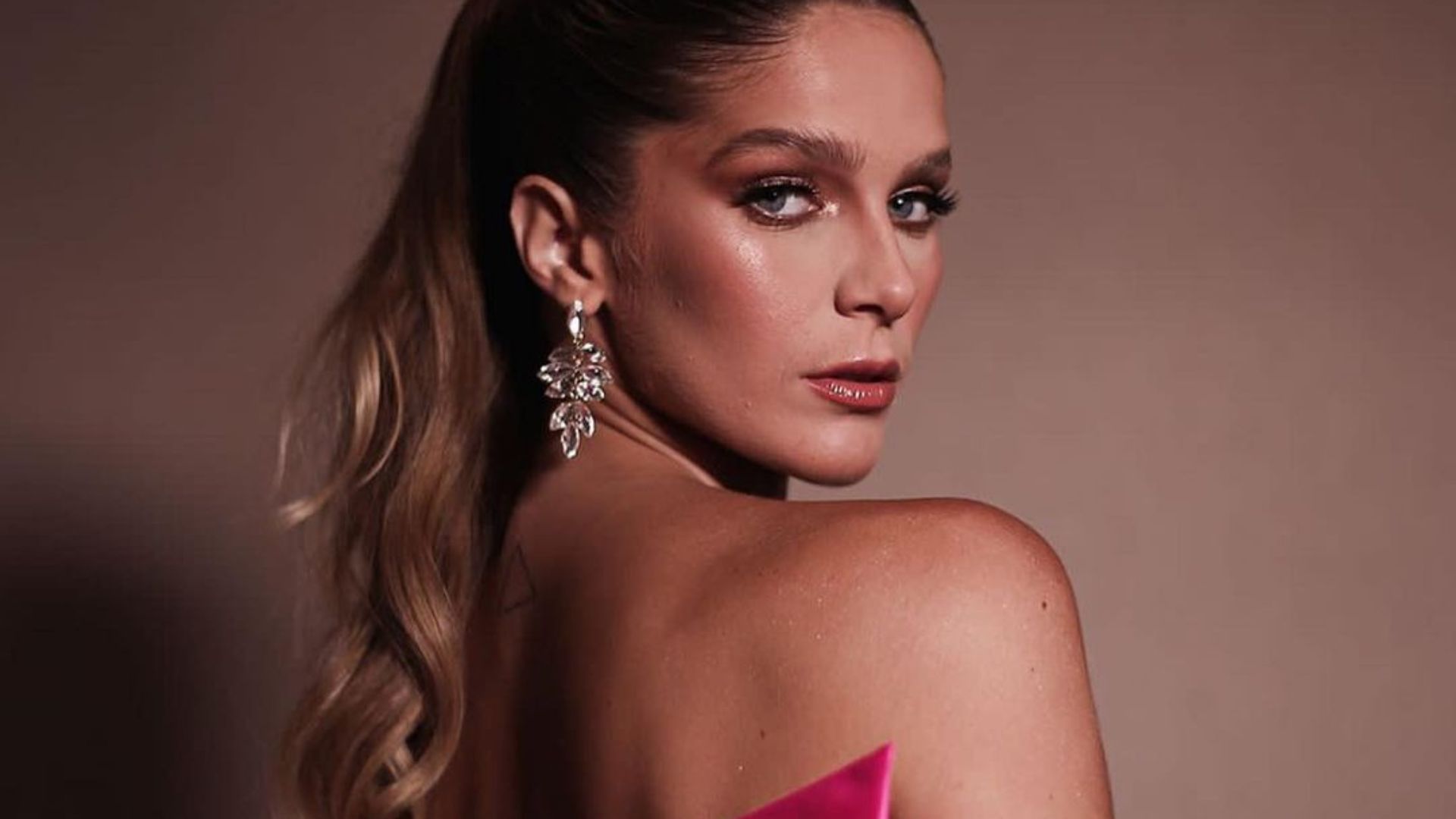 Isabella Santoni aposta em look rosa fashionista para noite: “Impecável”
