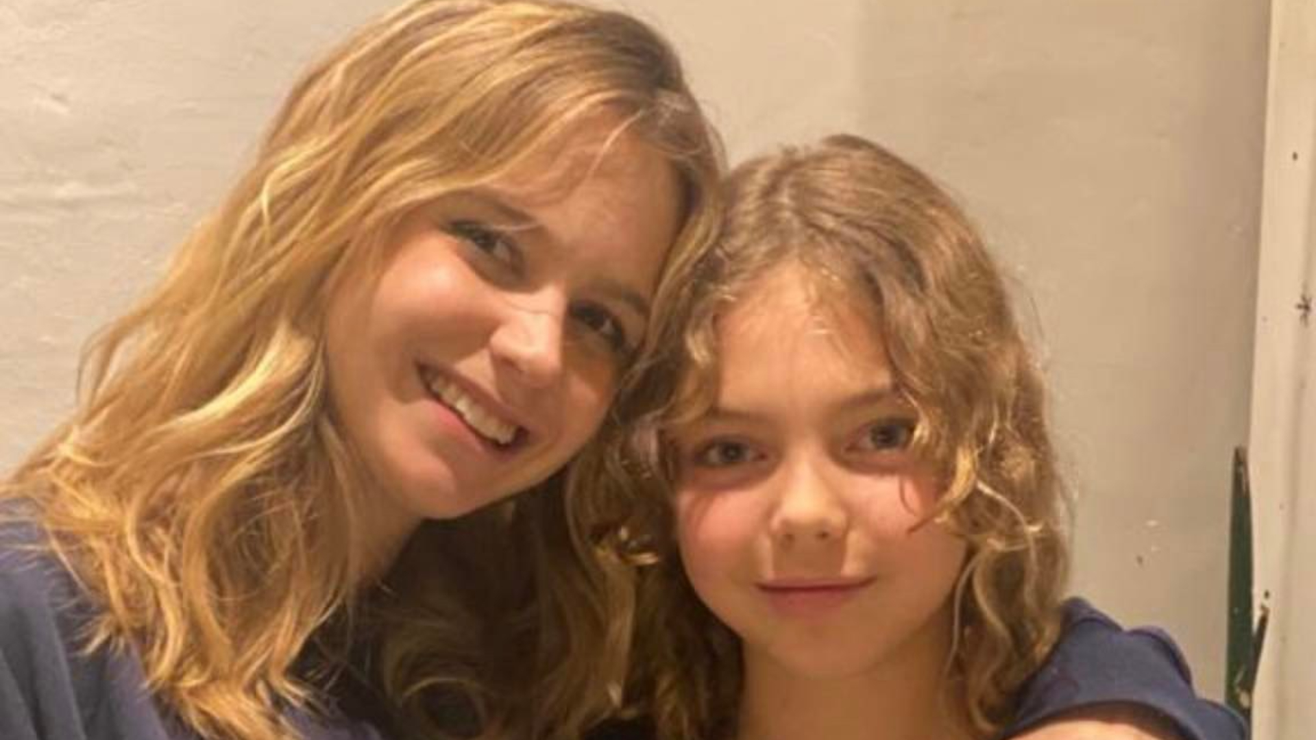Grávida de gêmeos, Isabella Scherer posa com a irmã mais nova: ”Tia”