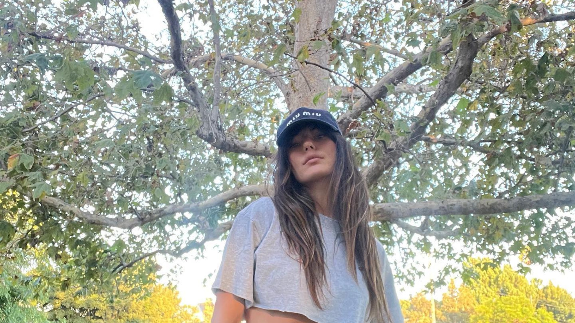 Isis Valverde aposta em cropped para passeio e corpão malhado rouba a cena: ”Deusa”