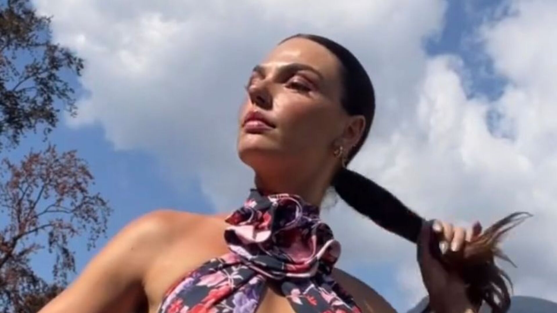 Isis Valverde esbanja beleza em vestido curto durante passeio na Itália