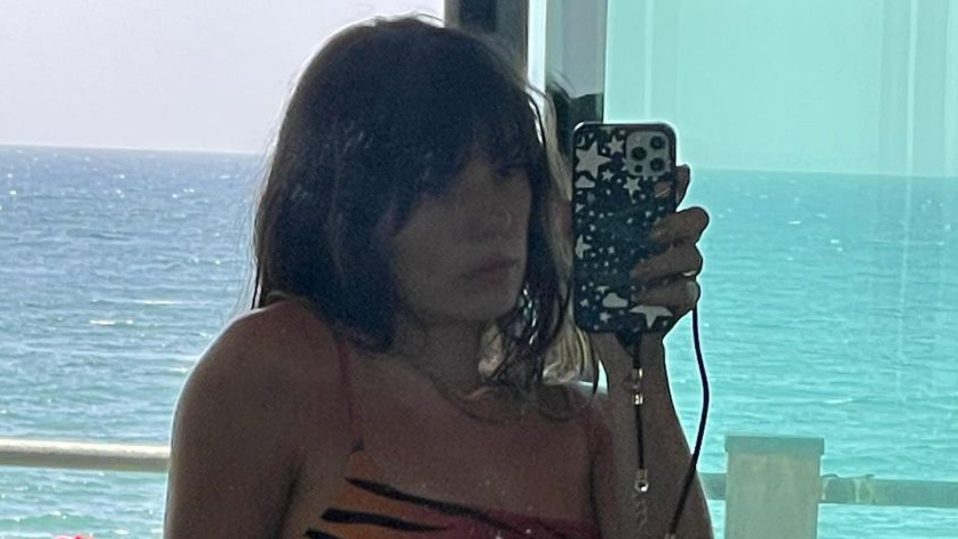Isis Valverde ostenta corpo escultural em foto no espelho: ”Que mulher”