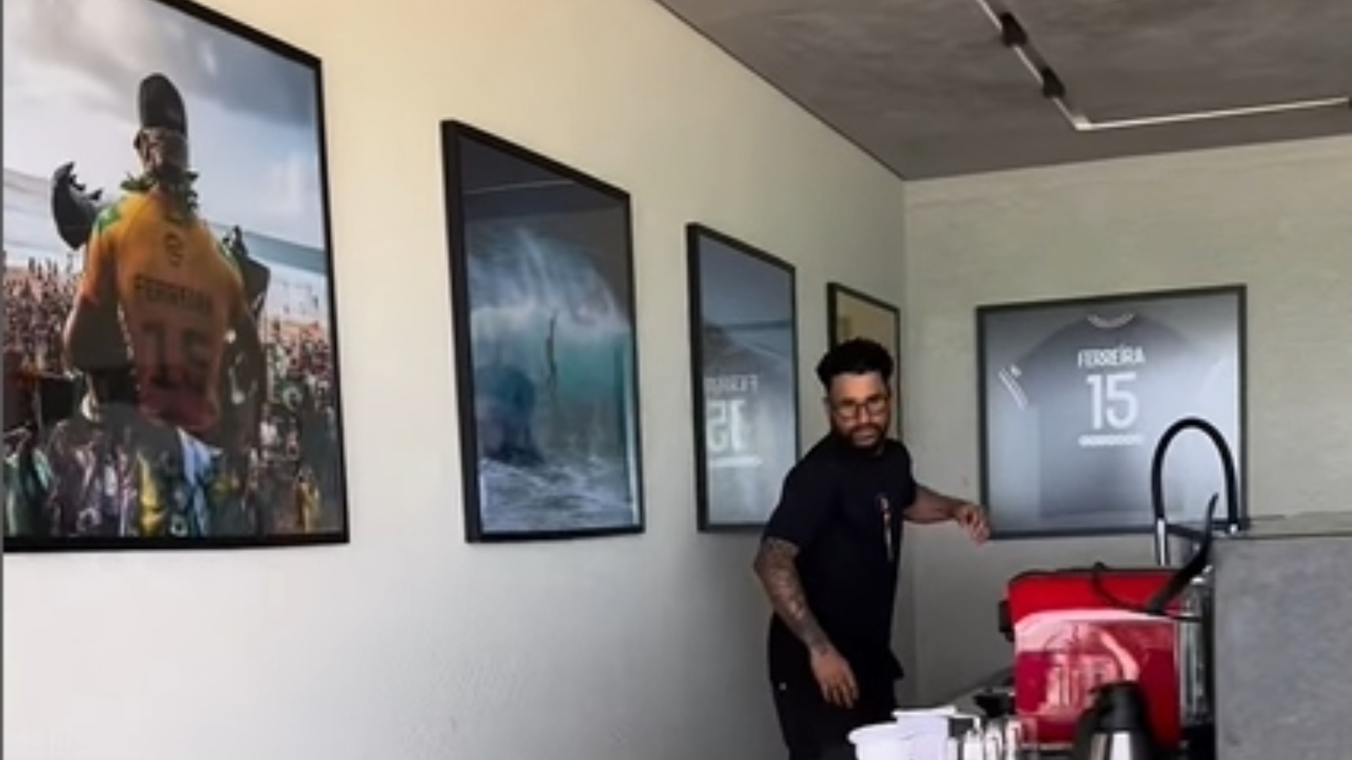Ítalo Ferreira mostra detalhes de sua casa de frente para o mar