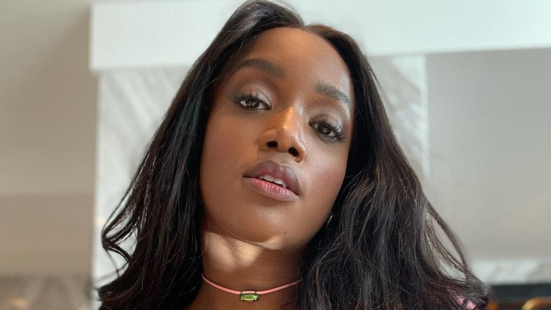 Iza encanta ao surgir deslumbrante em selfies com cropped aberto: ”É uma deusa!”