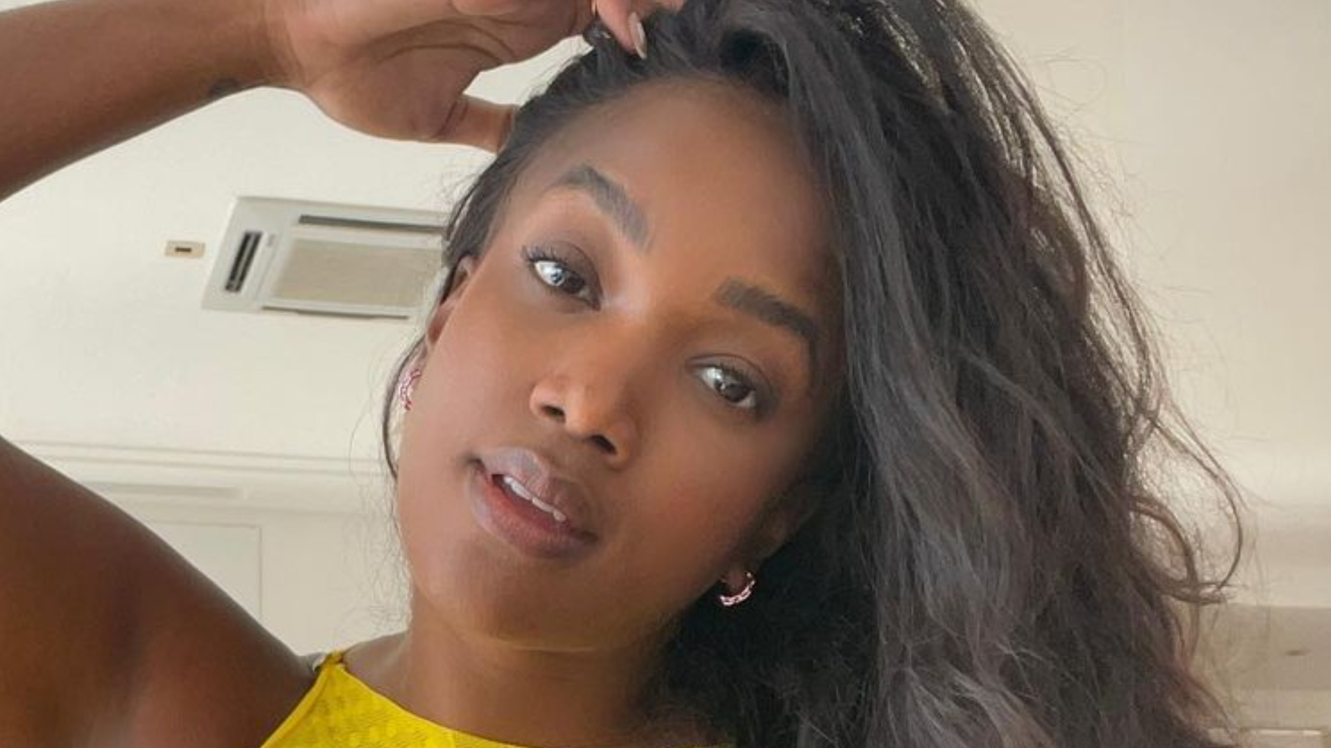 Com look transparente e justinho, Iza esbanja beleza natural em selfies