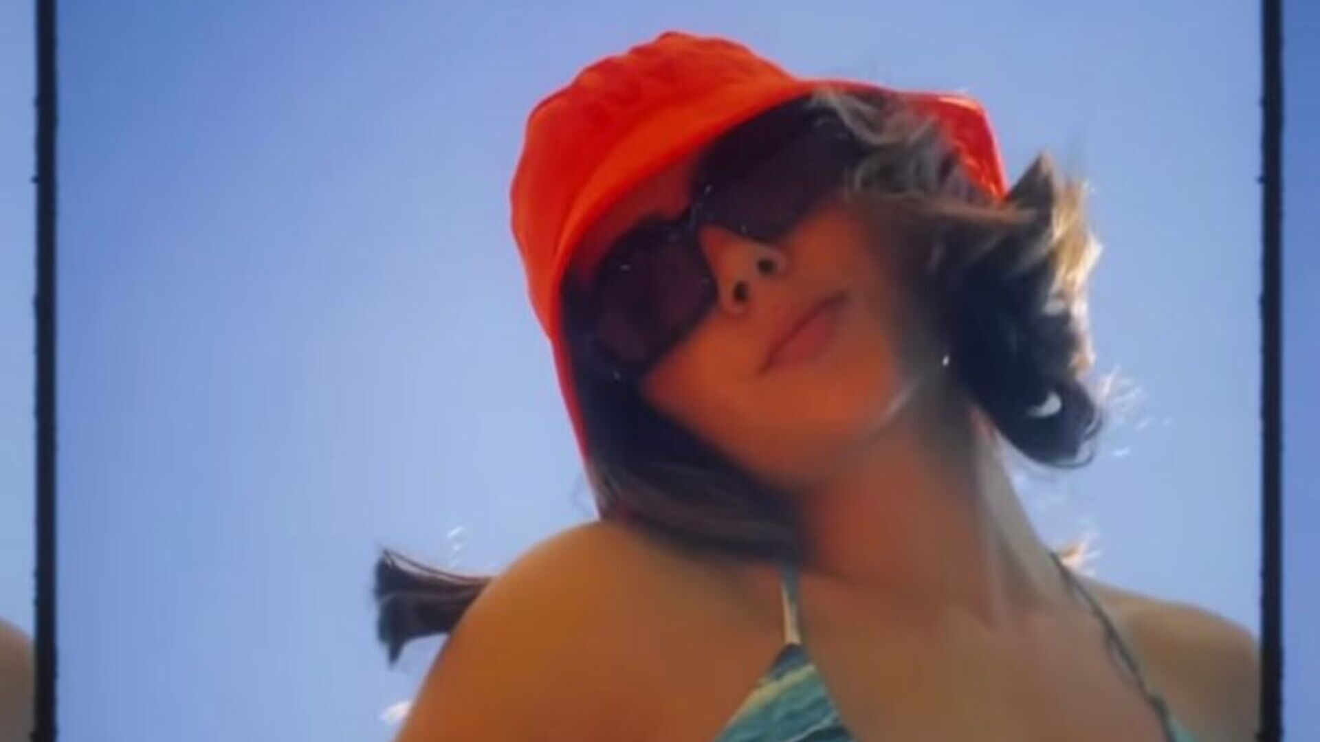 Jade Picon esbanja beleza ao aparecer de biquíni em sua mansão