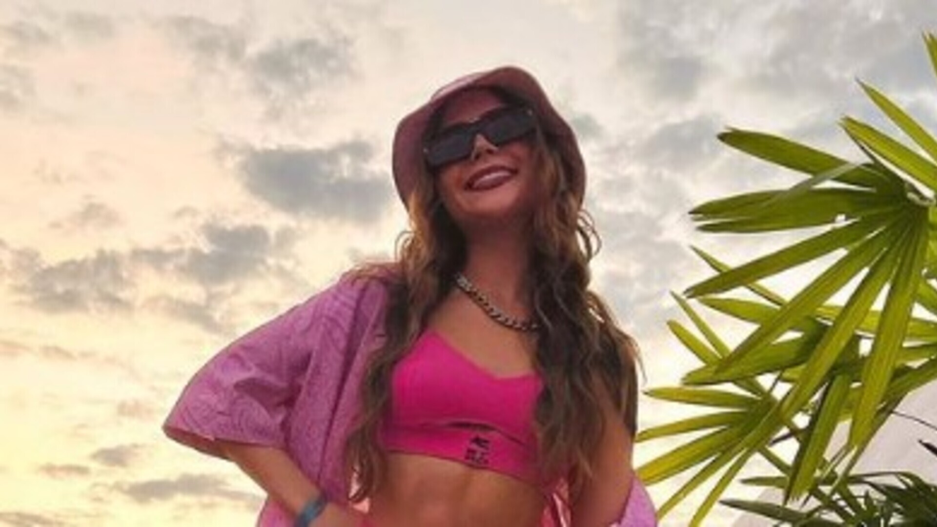 Jade Picon recebe elogios de fãs ao publicar foto de cropped: “Impecável”