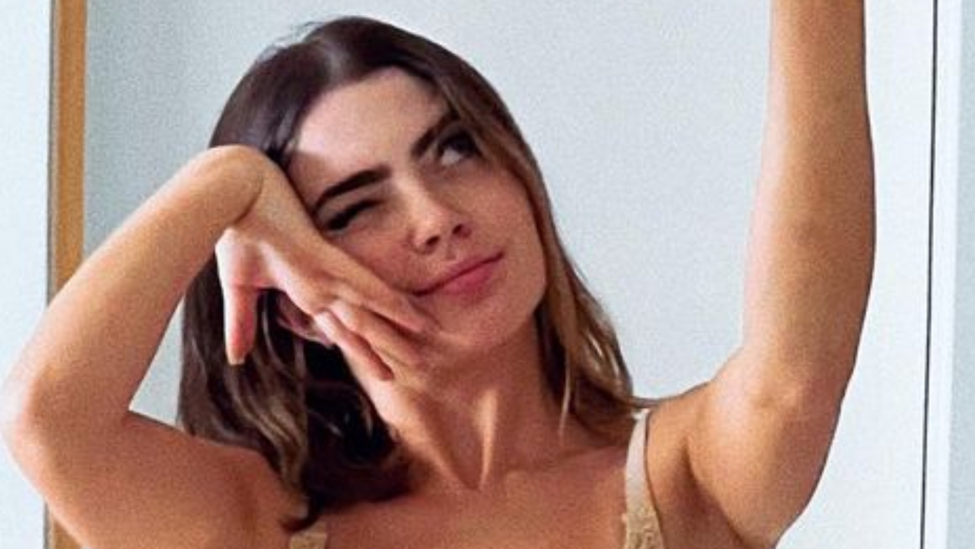 De top e shortinho, Jade Picon mostra barriga trincada em foto no espelho