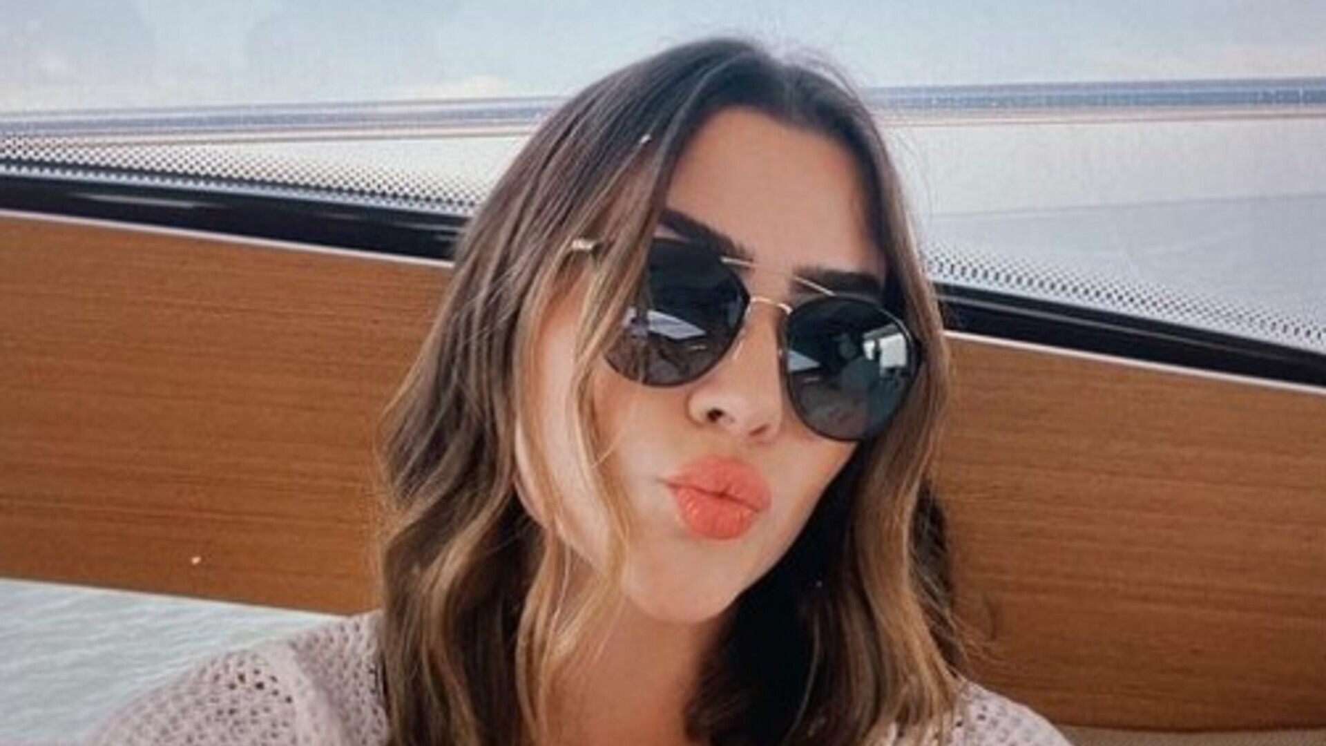 Jade Picon aparece ao lado de Chay Suede nas gravações de Travessia em Angra dos Reis