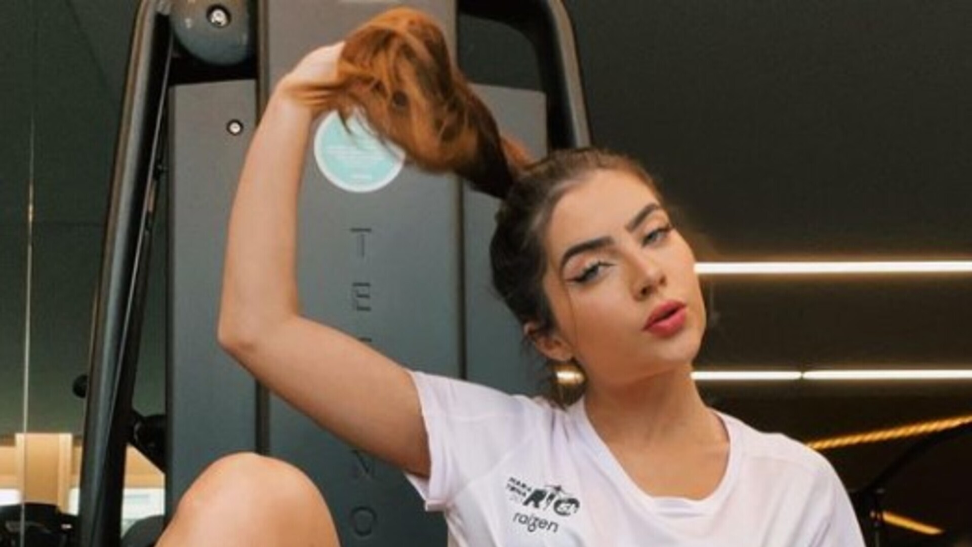 Jade Picon compartilha treino na academia exibindo abdômen trincado