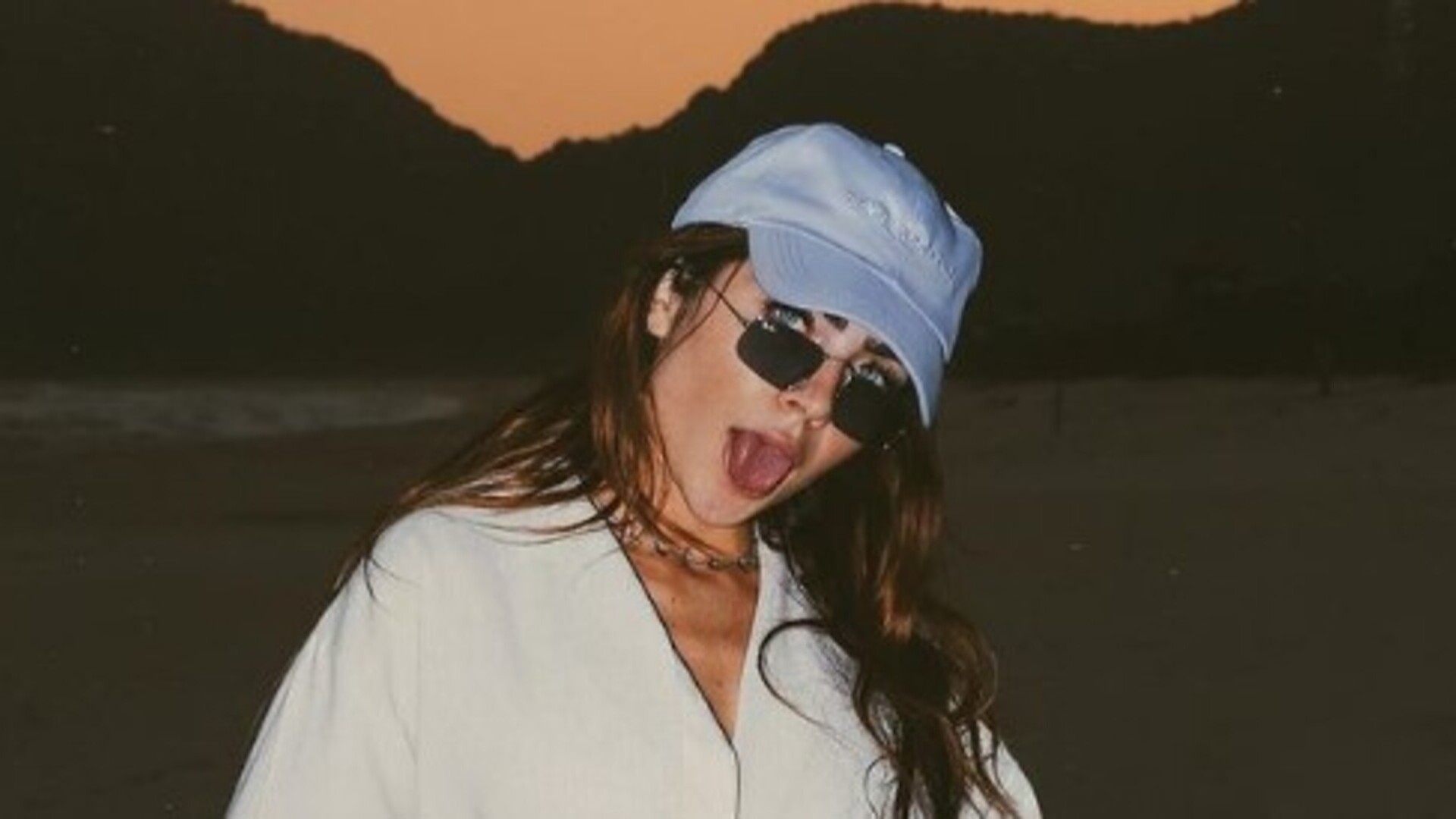Jade Picon eleva a temperatura e esbanja estilo ao posar com look branco e azul