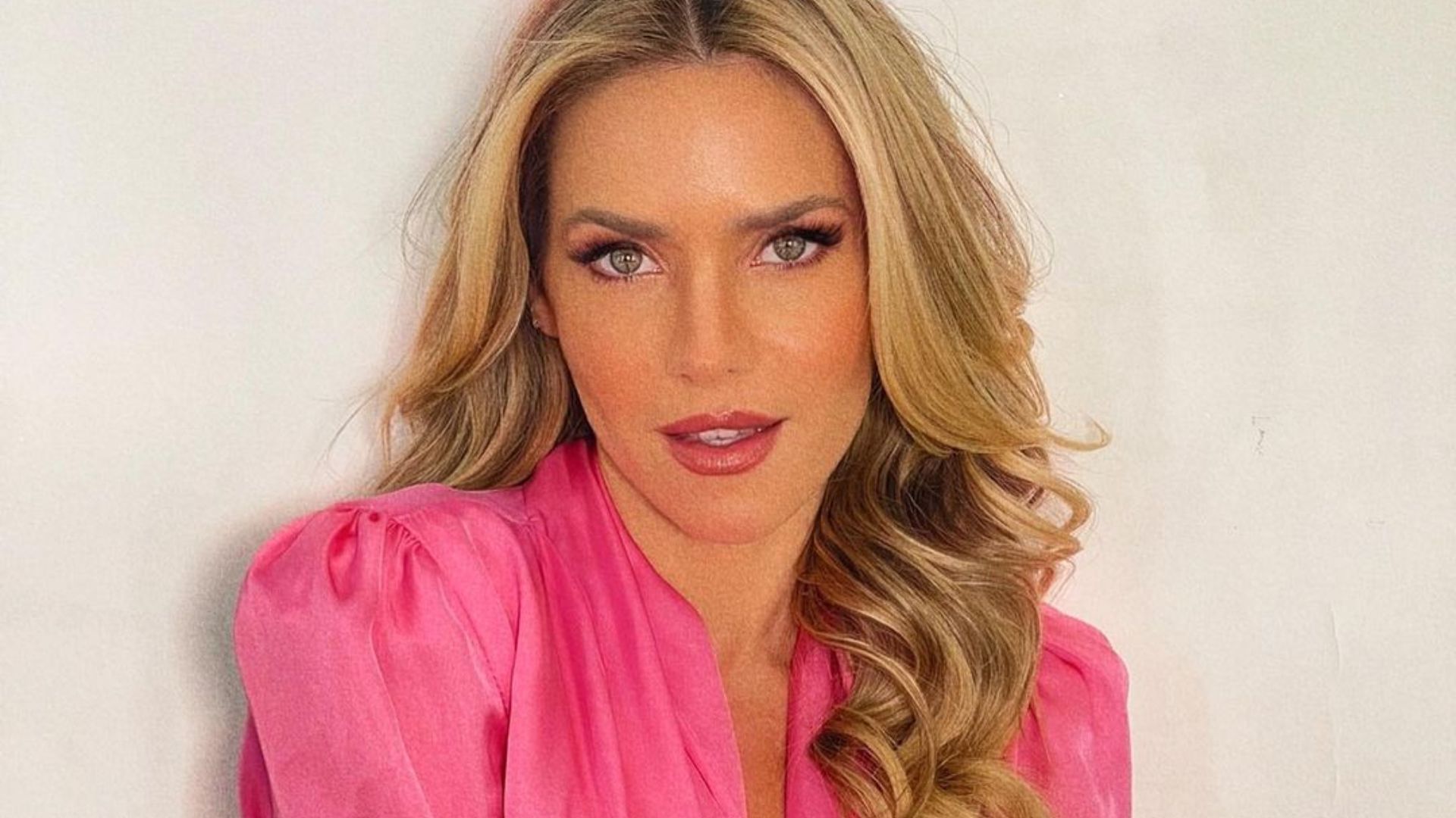 Monique Alfradique mostra a rotina de trabalho em vídeo divertido