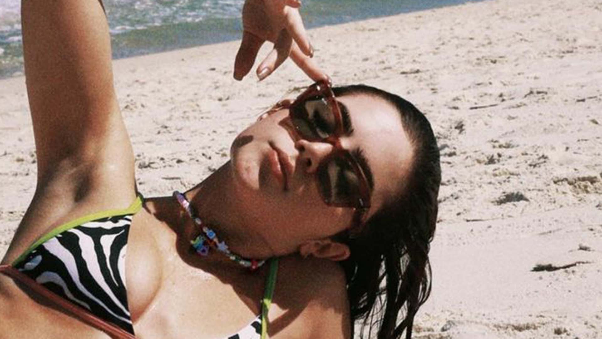De biquíni, Jade Picon exibe a barriga musculosa em poses na praia