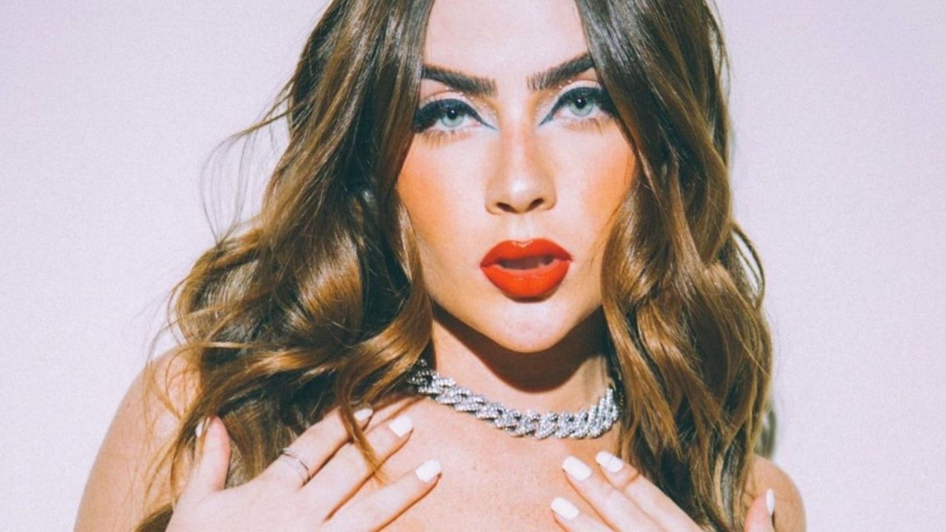 Jade Picon exibe abdômen trincado em look laranja poderoso: “Deusa”