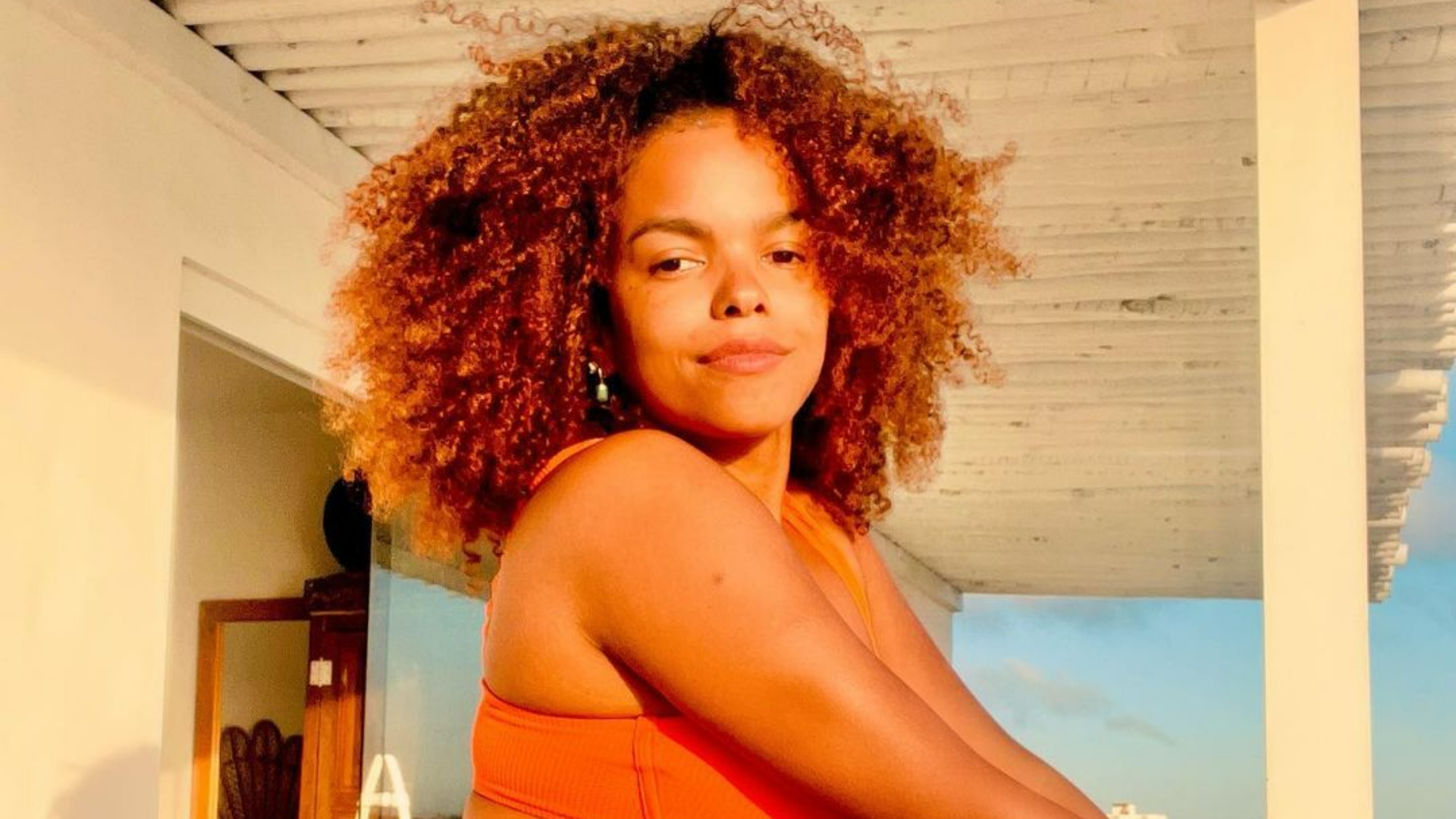 Mergulhada em águas cristalinas, Jeniffer Nascimento esbanja corpão usando biquíni mínimo