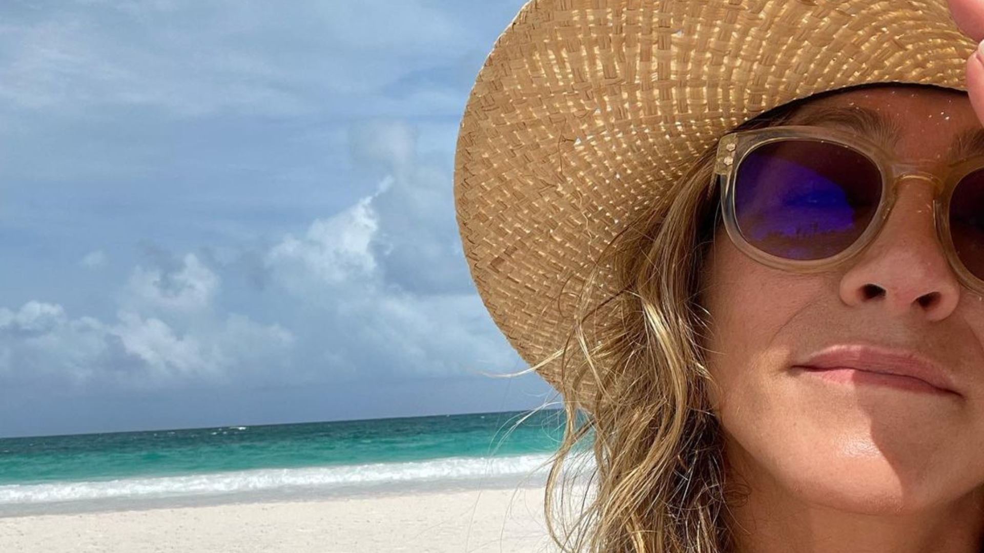 Aos 53 anos, Jennifer Aniston exibe boa forma ao renovar o bronzeado em praia deserta