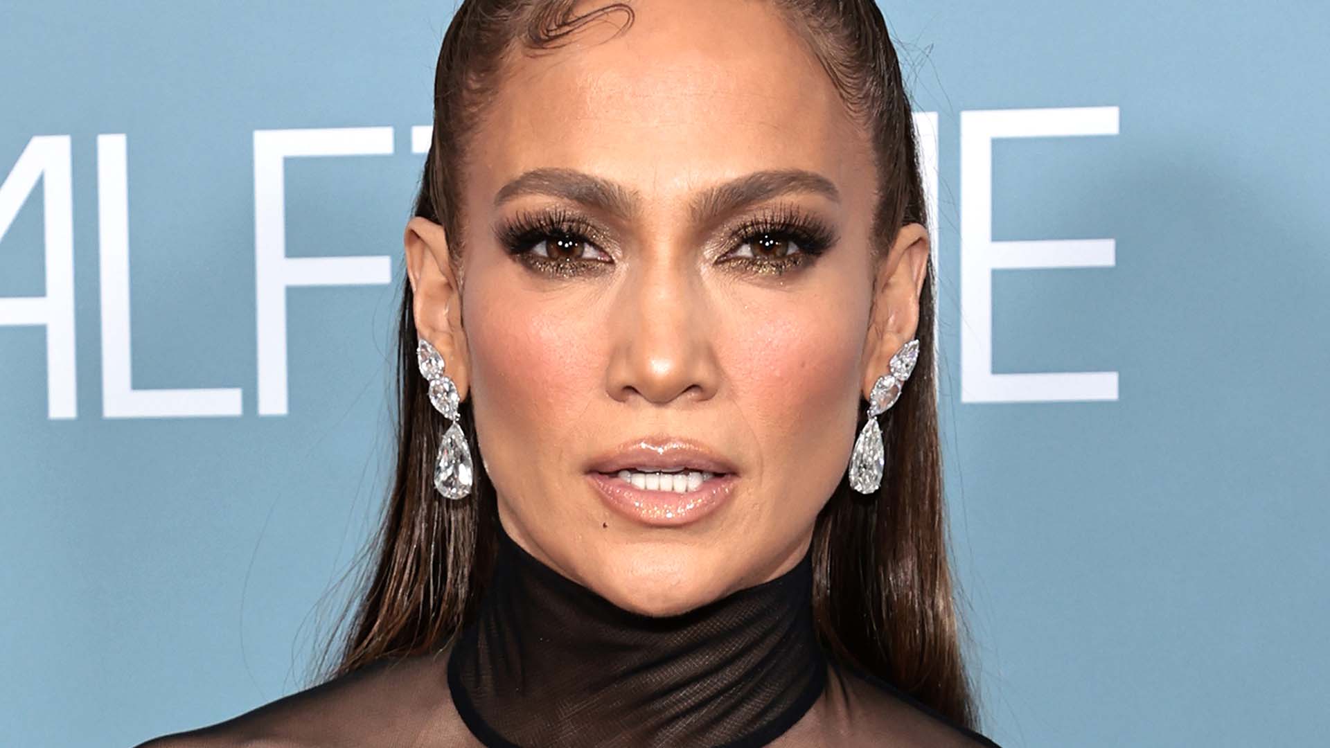 Jennifer Lopez mostra a primeira foto vestida de noiva para seu casamento