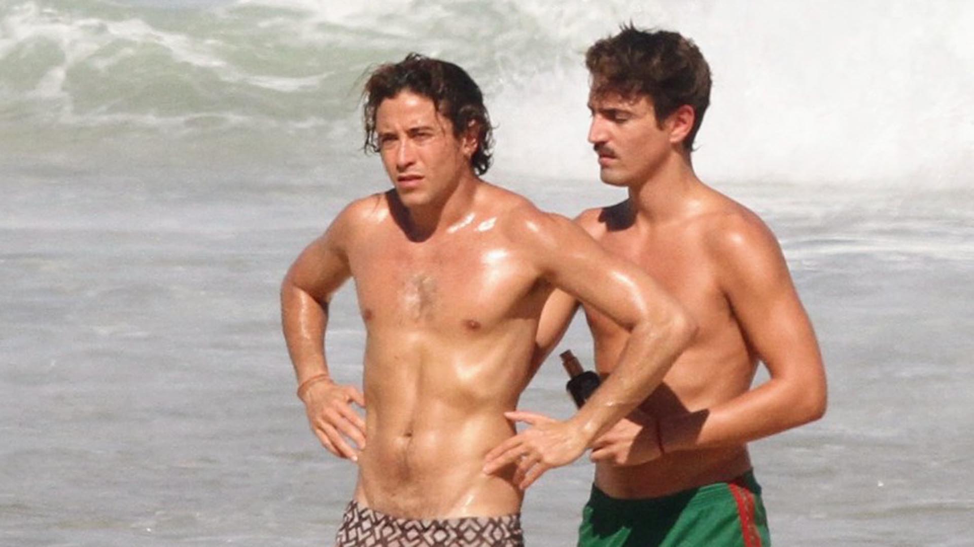 Jesuíta Barbosa curte dia na praia com seu novo affair
