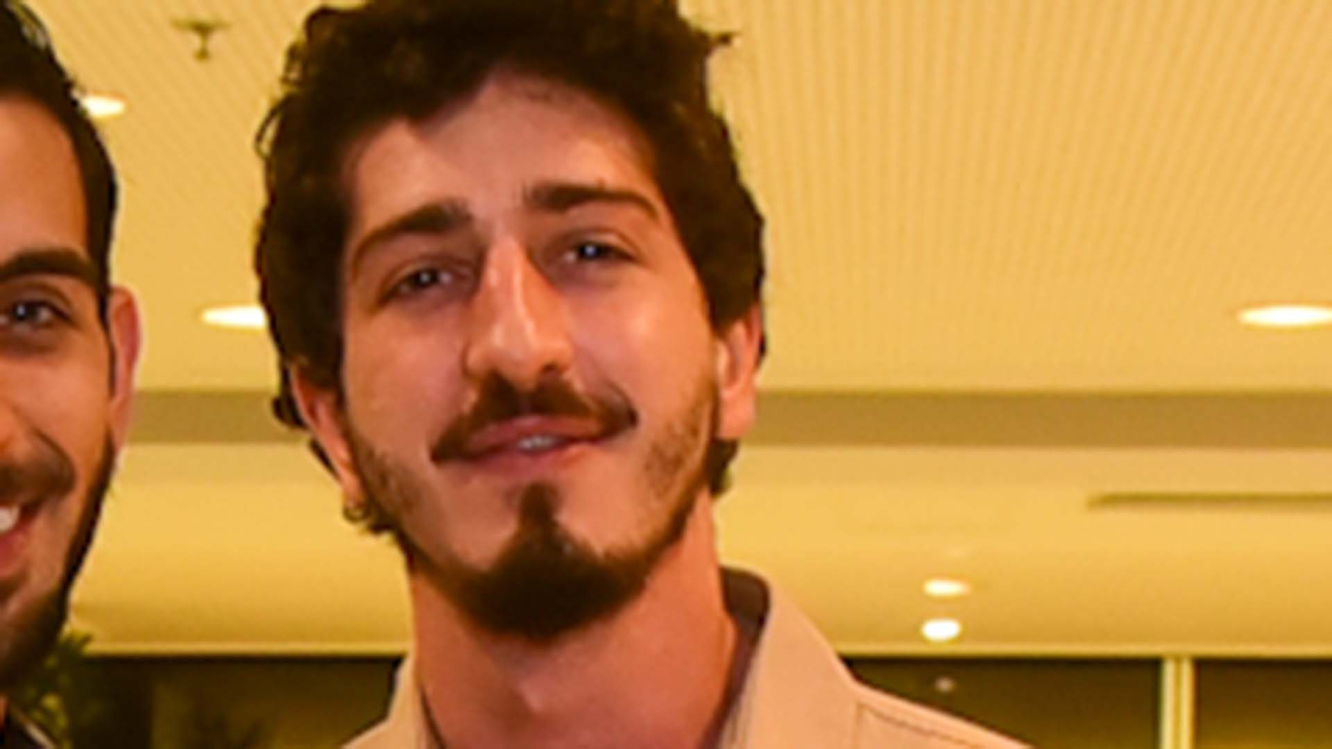 Johnny Massaro faz rara aparição em público com o namorado