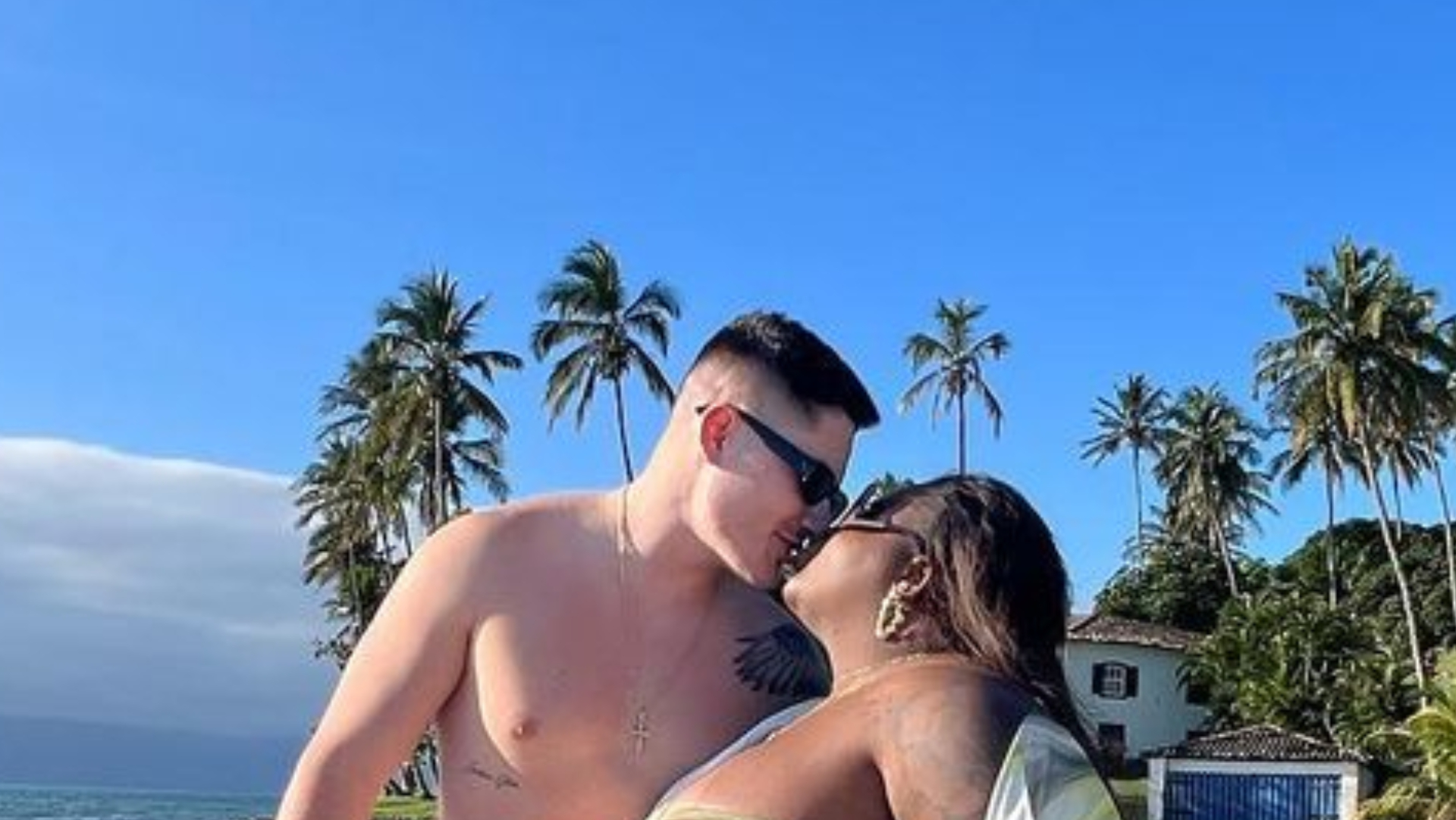 De biquíni, Jojo Todynho mostra corpaço em foto quente com o marido