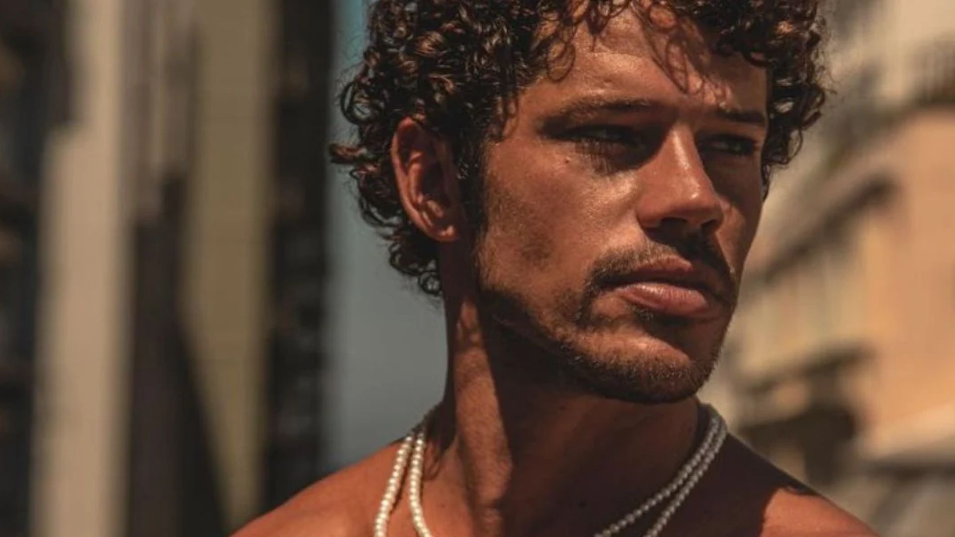José Loreto exibe abdômen trincado ao surgir de sunga em vídeo: “Gato”