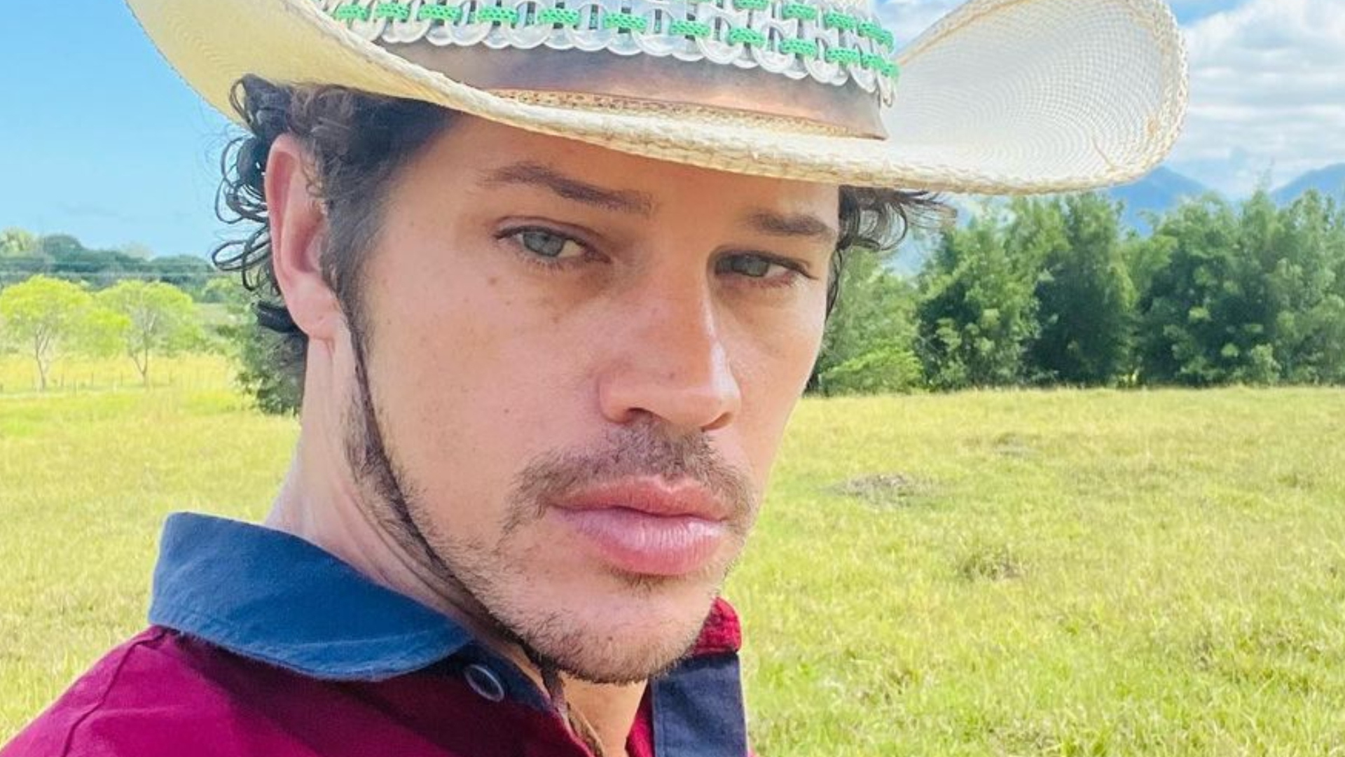 José Loreto surge de conchinha com Alanis Guillen e Jesuíta Barbosa: ”Proibido não amar”