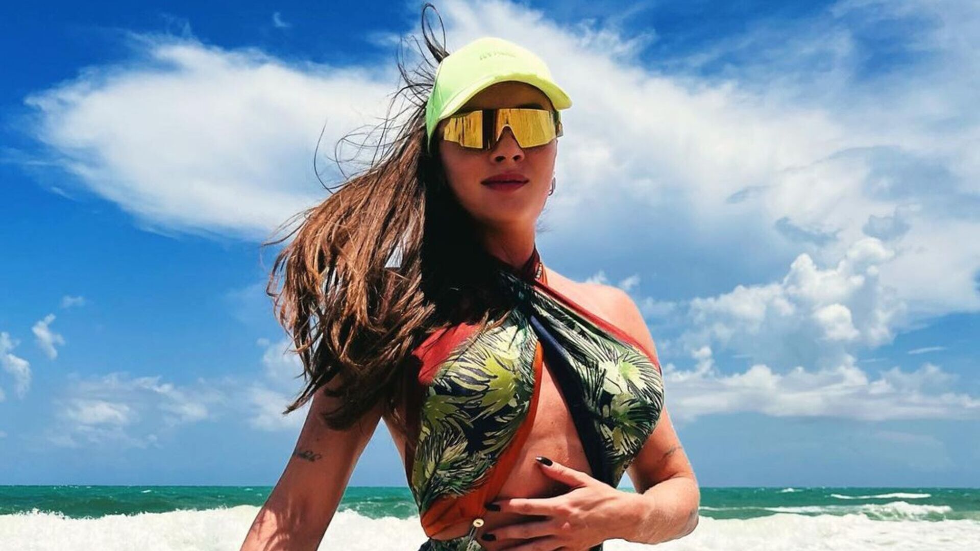 De maiô diferente, Juju Salimeni ostenta corpaço volumoso em Miami