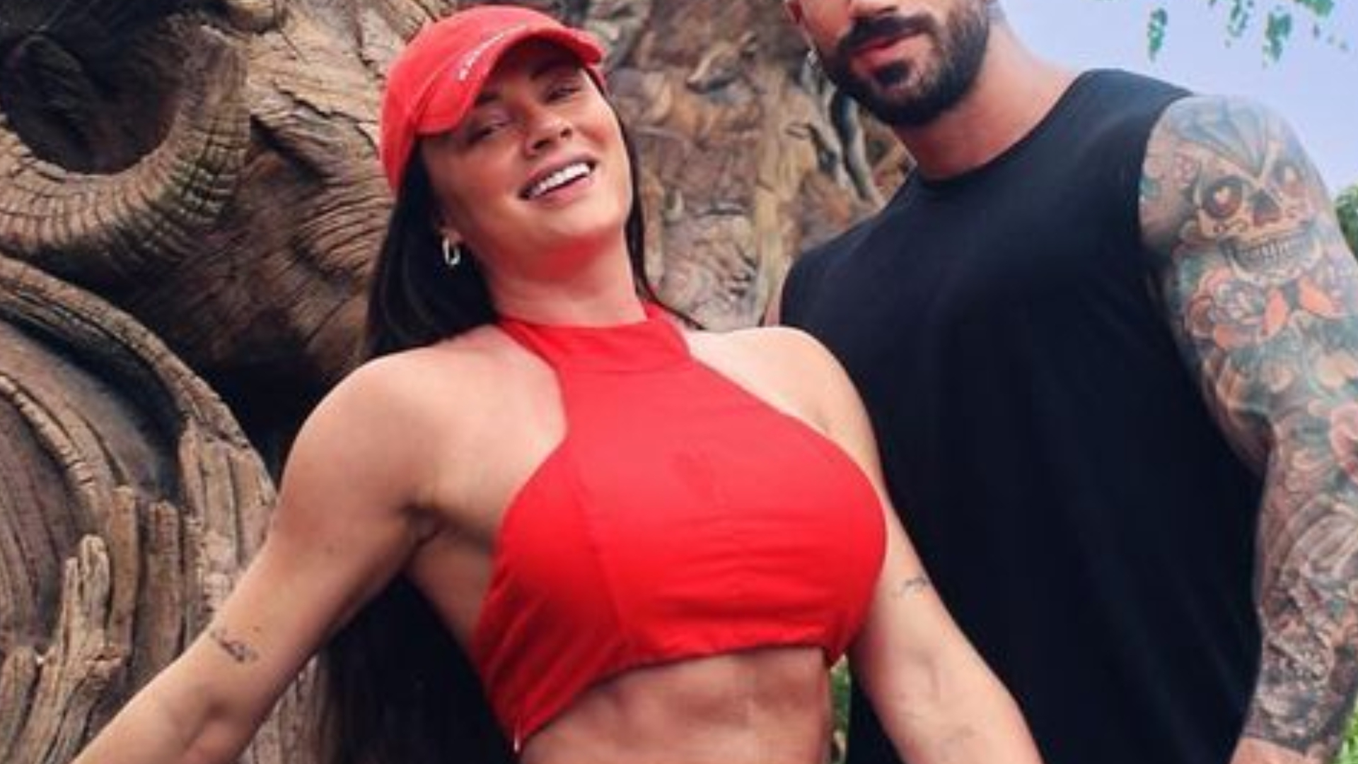 De shortinhos e cropped, Juju Salimeni exibe corpaço na Disney com o namorado