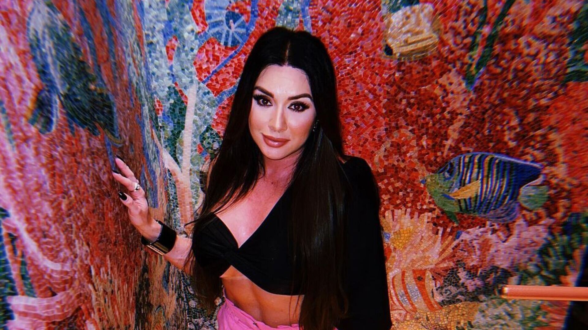Sem sutiã, Juju Salimeni elege top cavado e quase mostra demais em Miami
