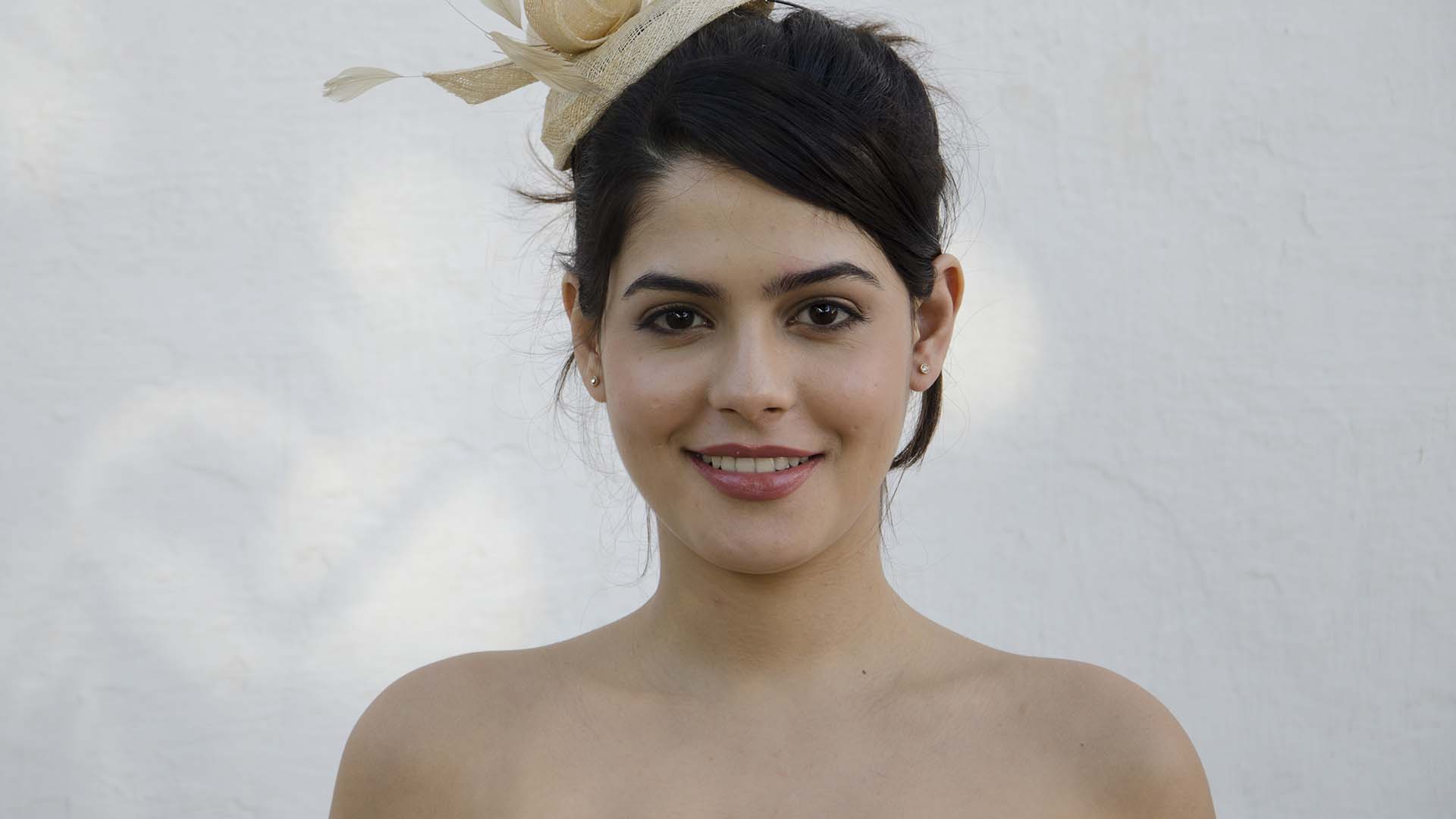 Julia Dalavia brilha nos cinemas com o filme Minha Família Perfeita