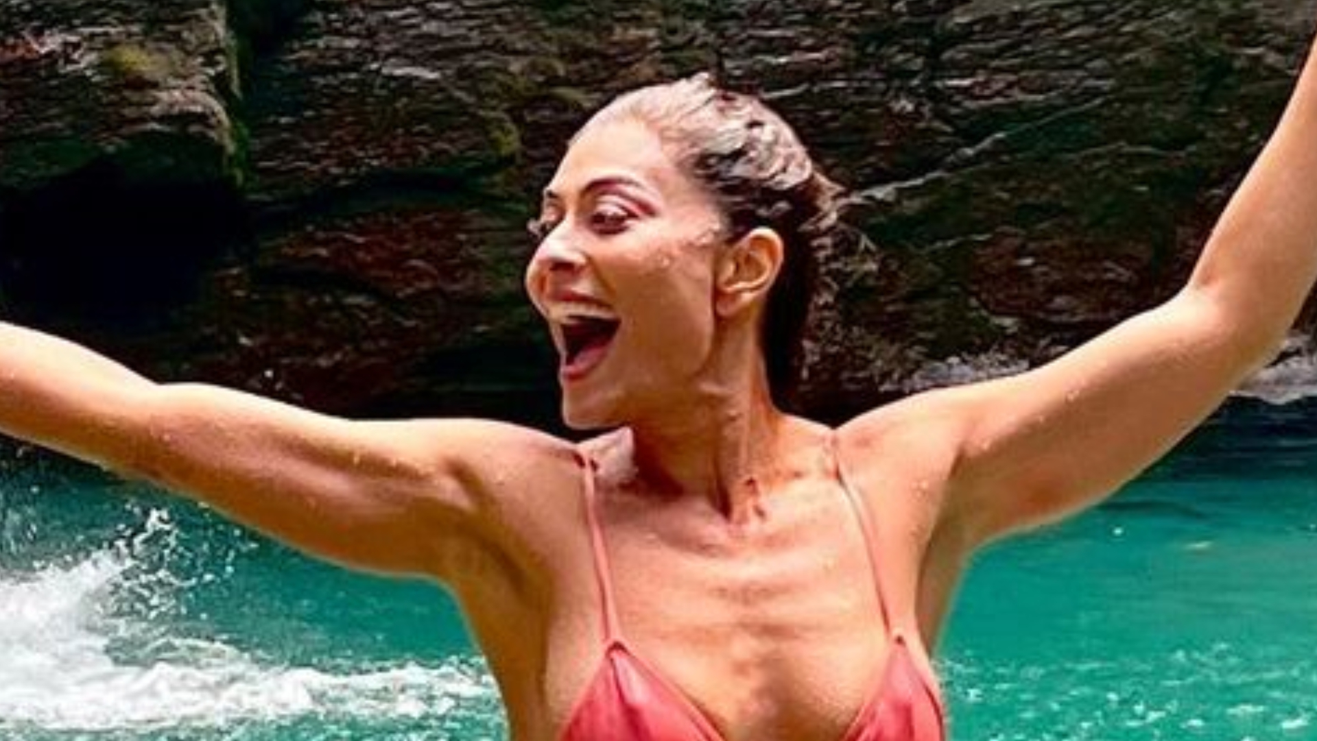 De biquíni minúsculo, Juliana Paes ostenta corpaço exuberante em cachoeira
