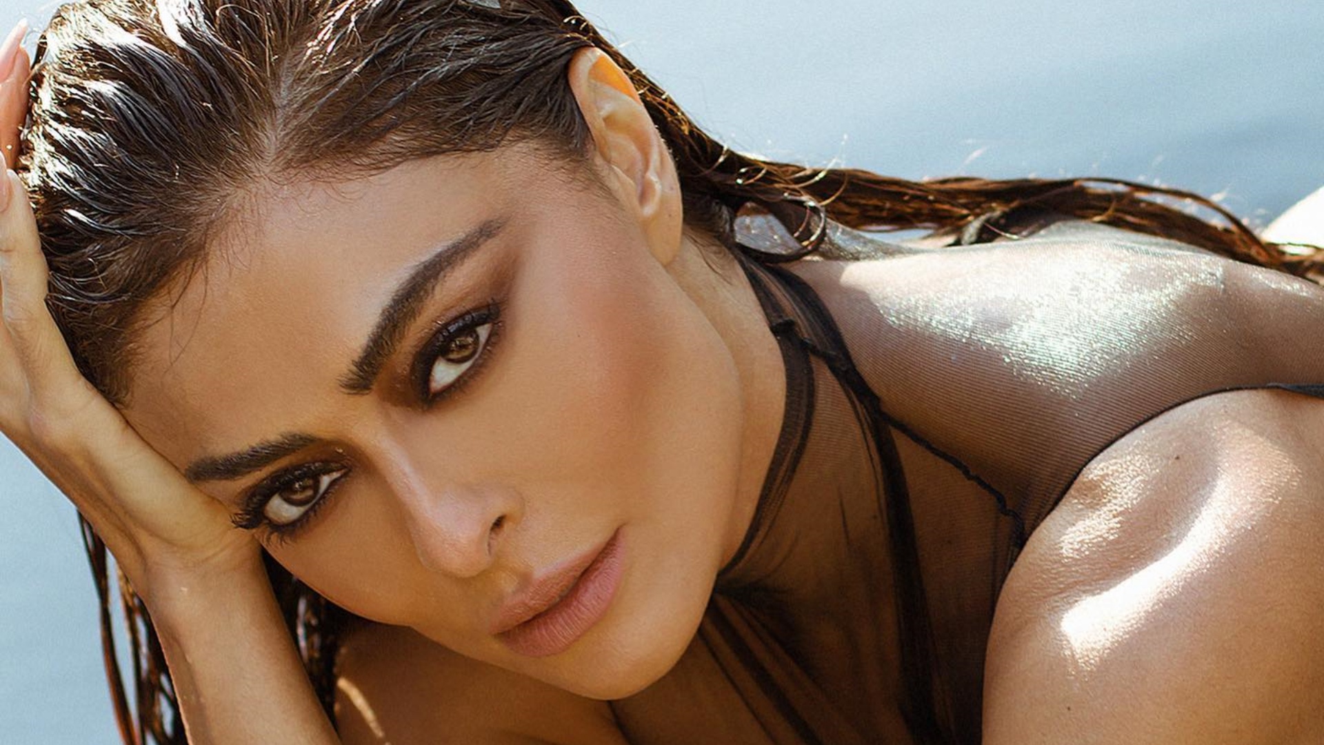 Juliana Paes impressiona os fãs ao posar com maiô cavado e transparente: “Musa”