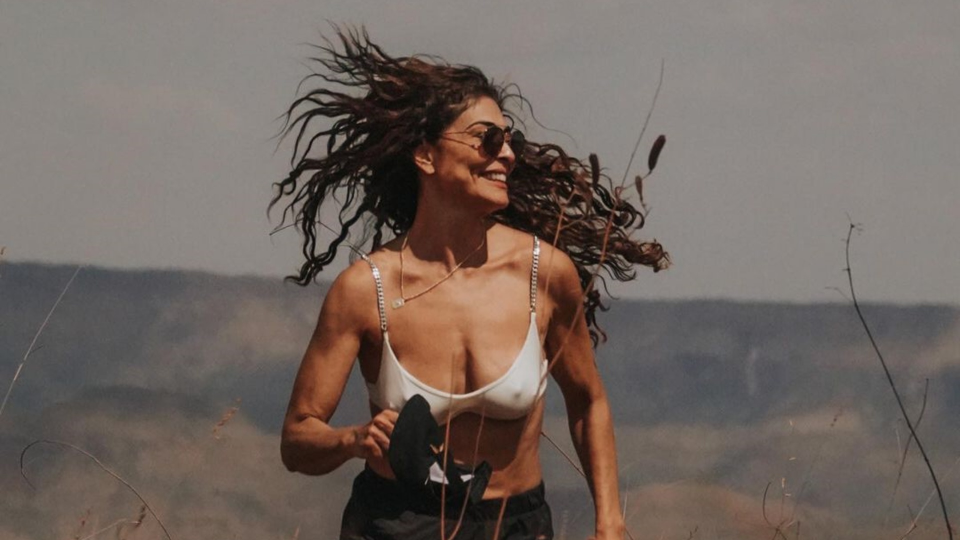 De biquíni, Juliana Paes impressiona com corpão ao se refrescar em cachoeira