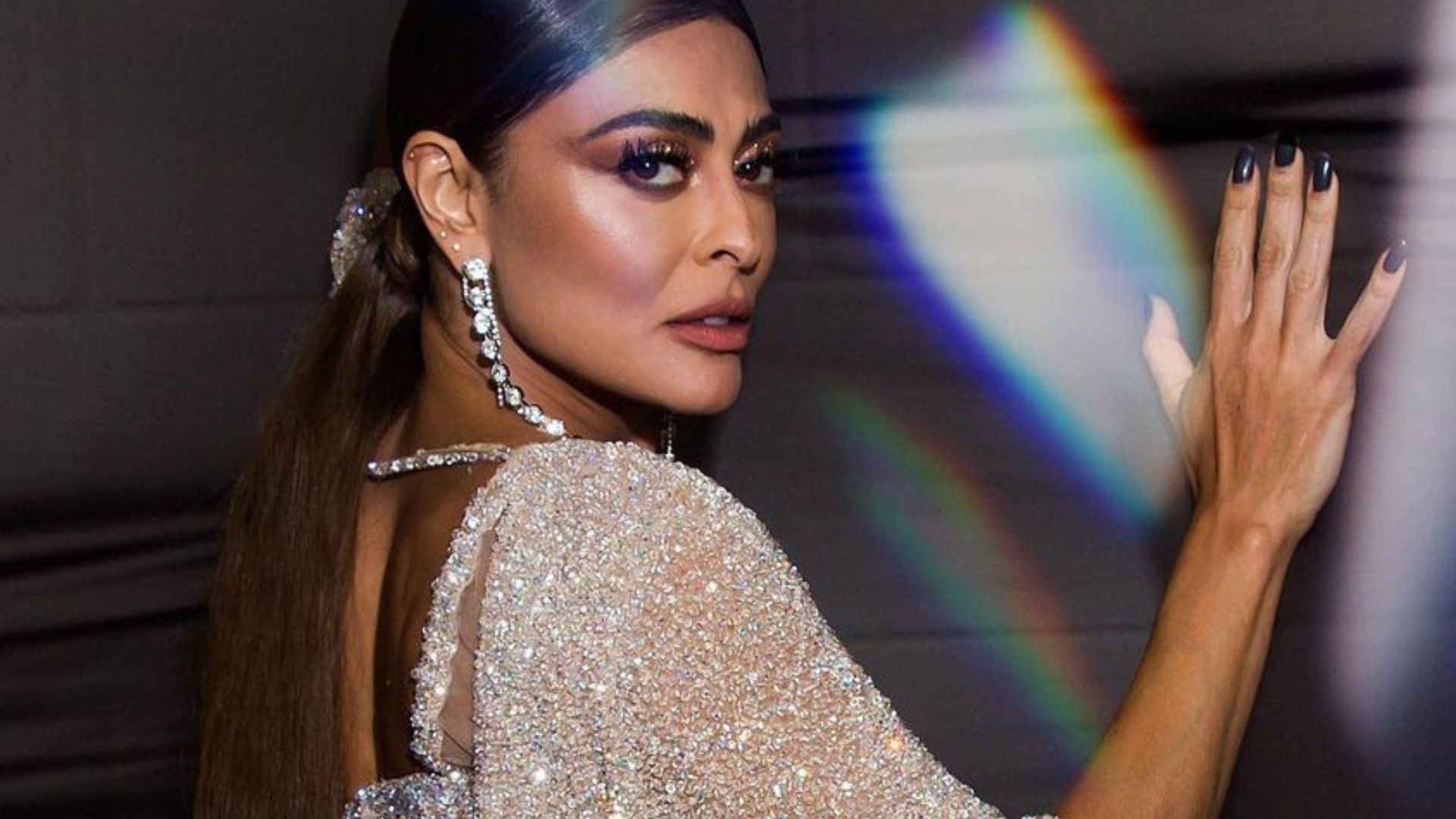 Juliana Paes deixa bumbum desenhado ao posar com macacão transparente: “Musa”